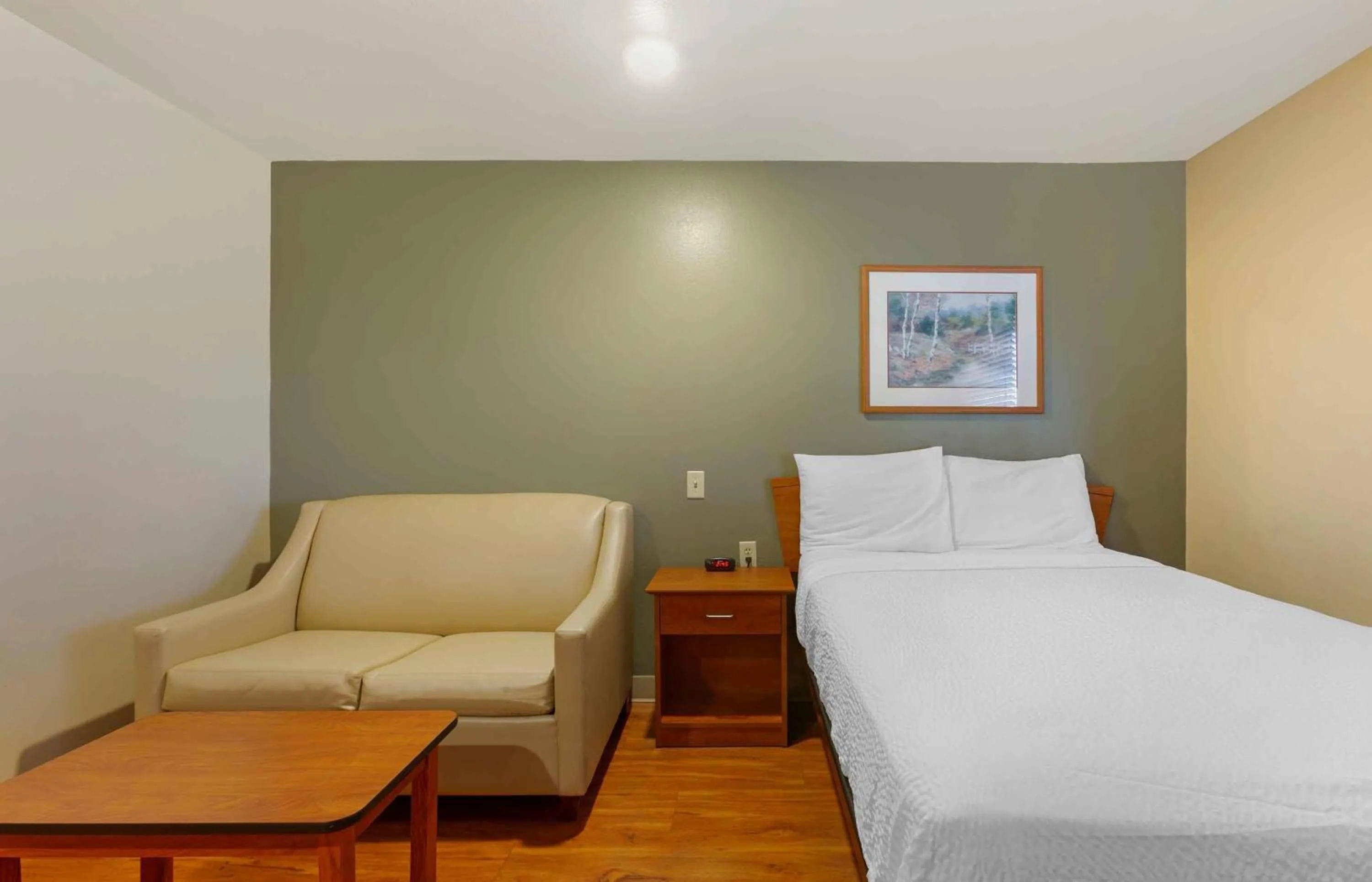 Bedroom, Bed in Extended Stay America Select Suites - Phoenix - West