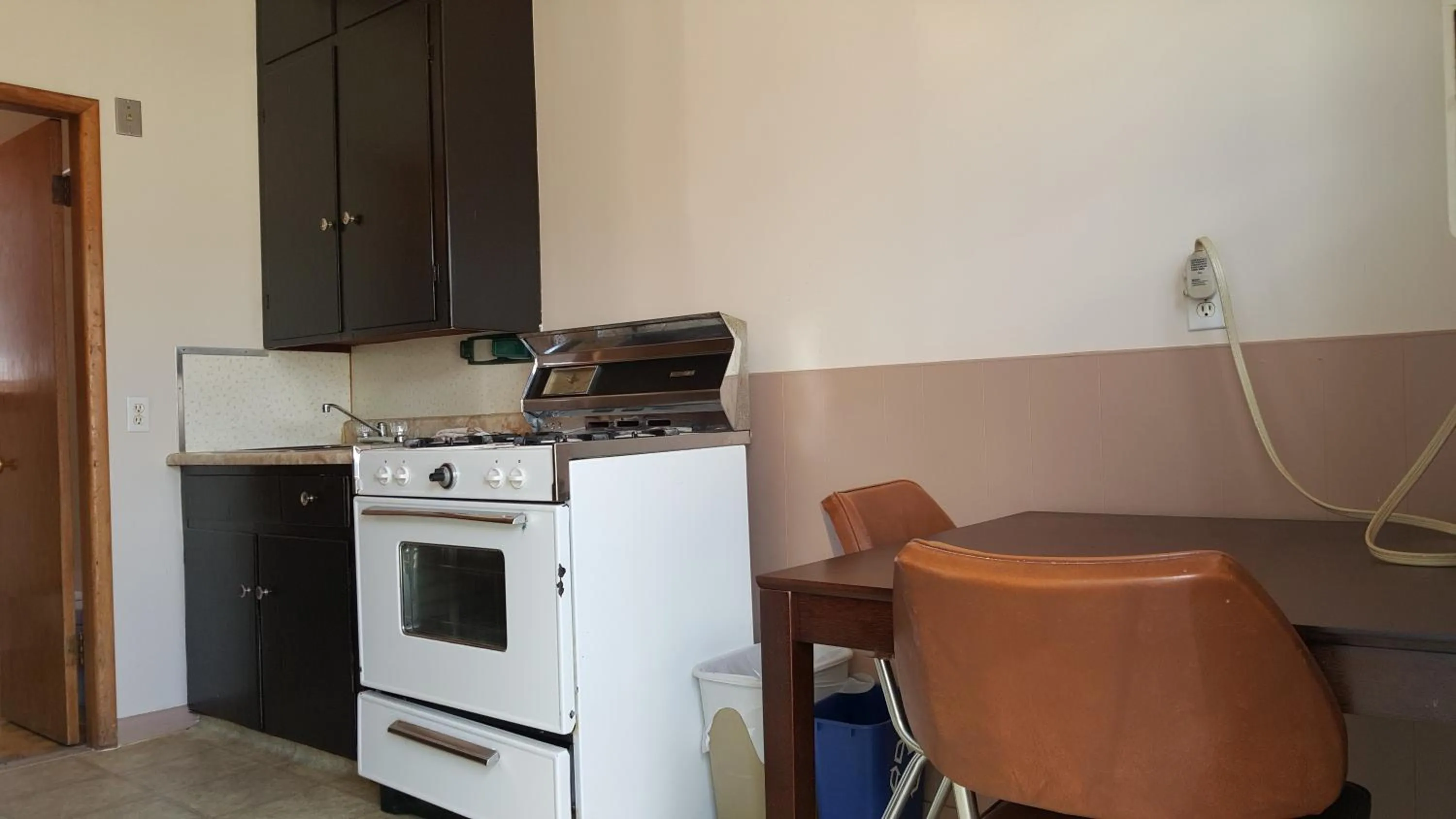 Kitchen or kitchenette in Hat Motel