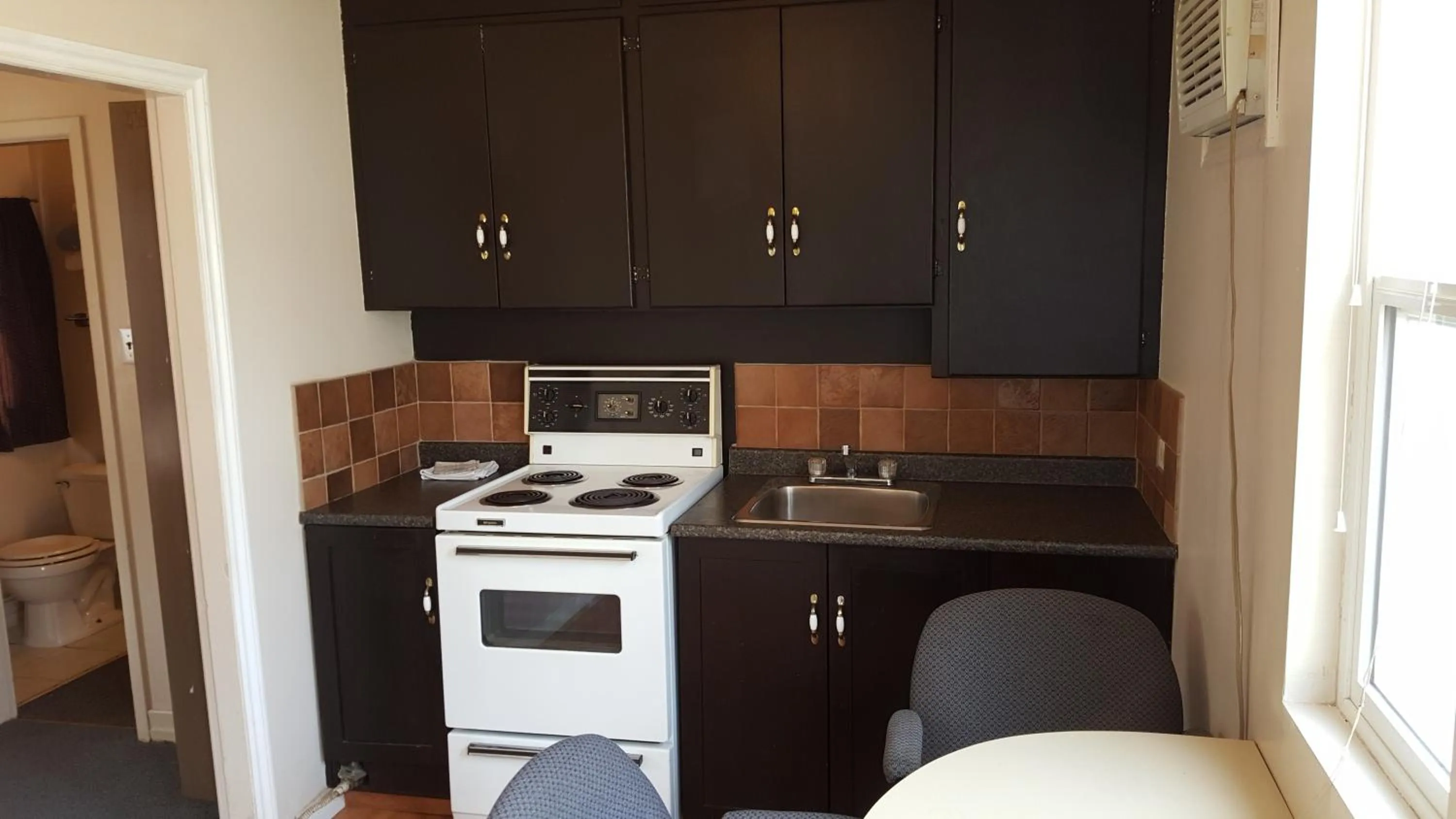 Kitchen or kitchenette in Hat Motel