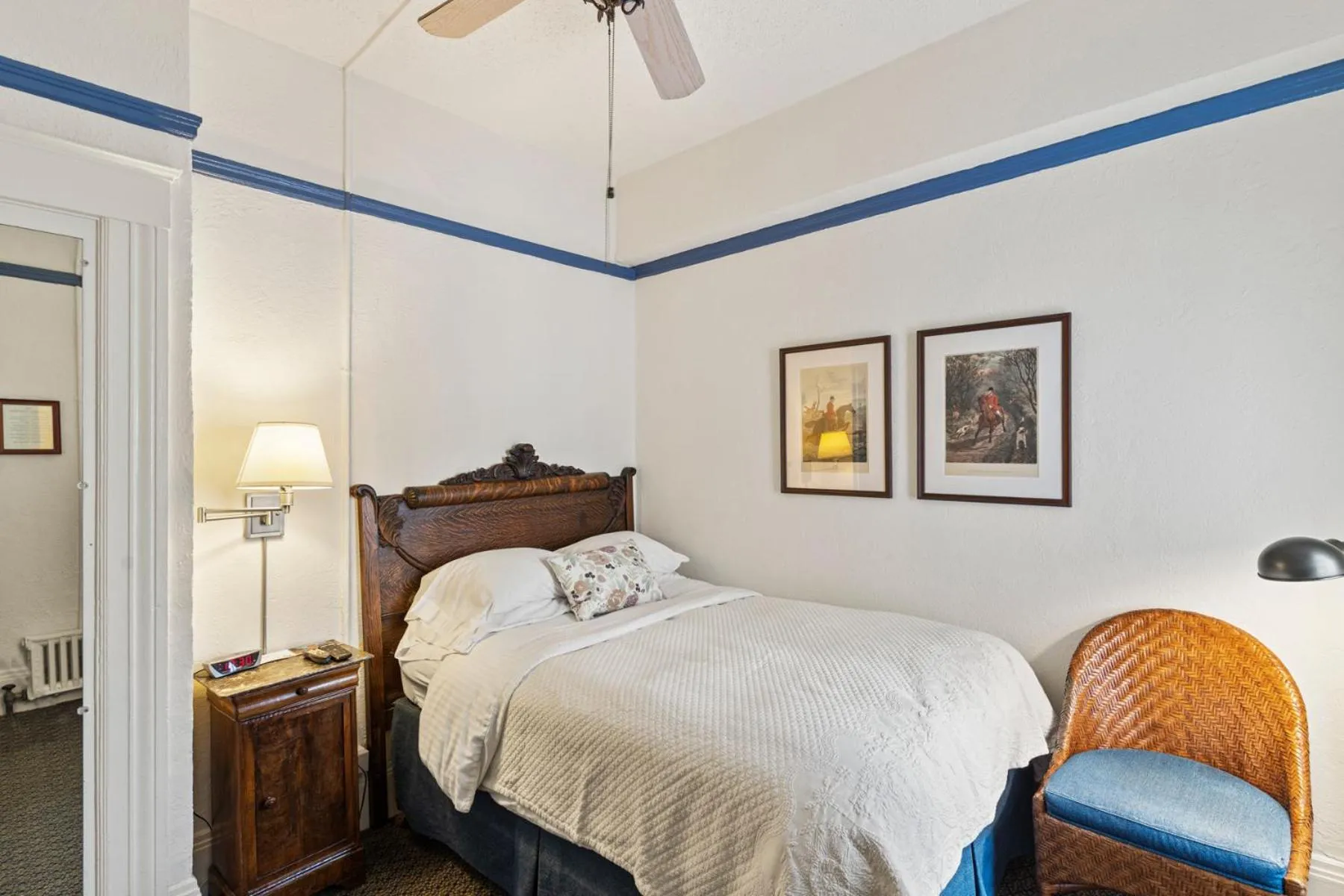 Photo of the whole room, Bed in Golden Gate Hotel