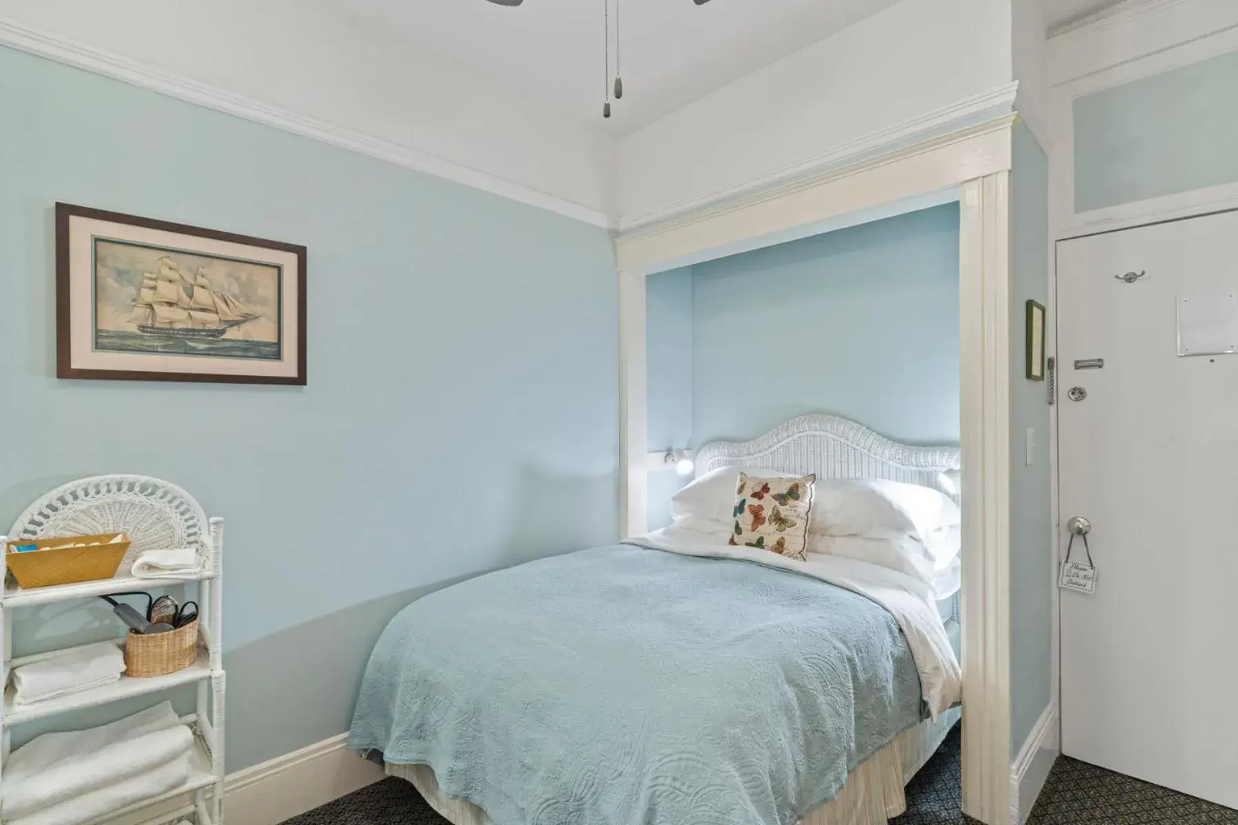 Double Room with Shared Bathroom in Golden Gate Hotel Double Room with Shared Bathroom in Golden Gate Hotel