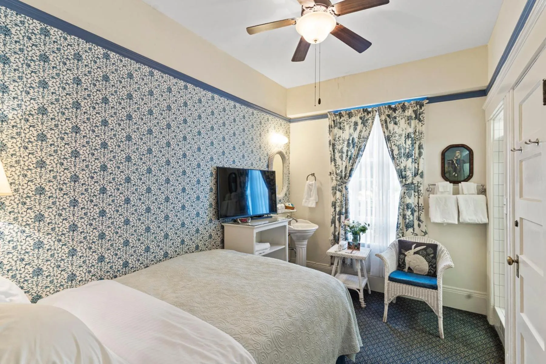 Photo of the whole room, Bed in Golden Gate Hotel