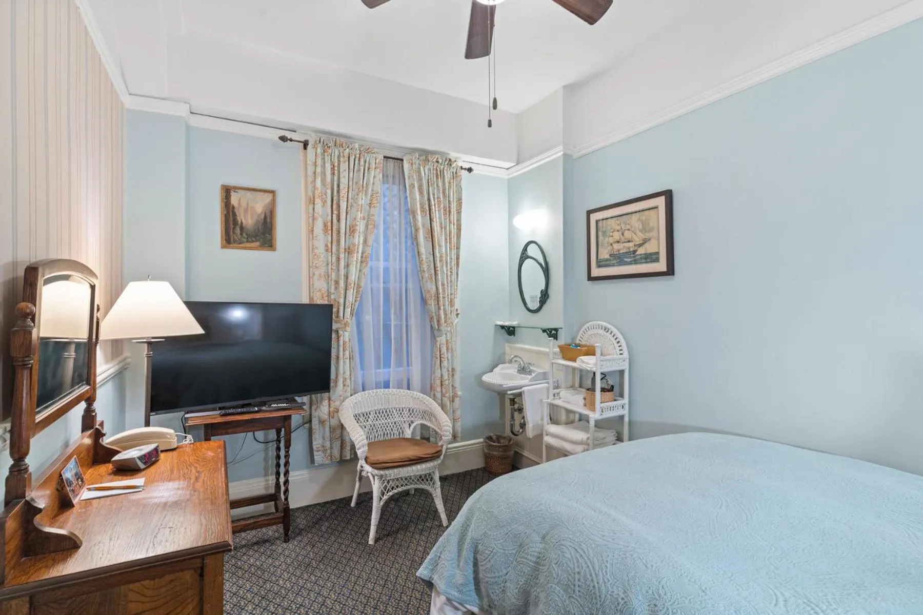 Photo of the whole room, Bed in Golden Gate Hotel