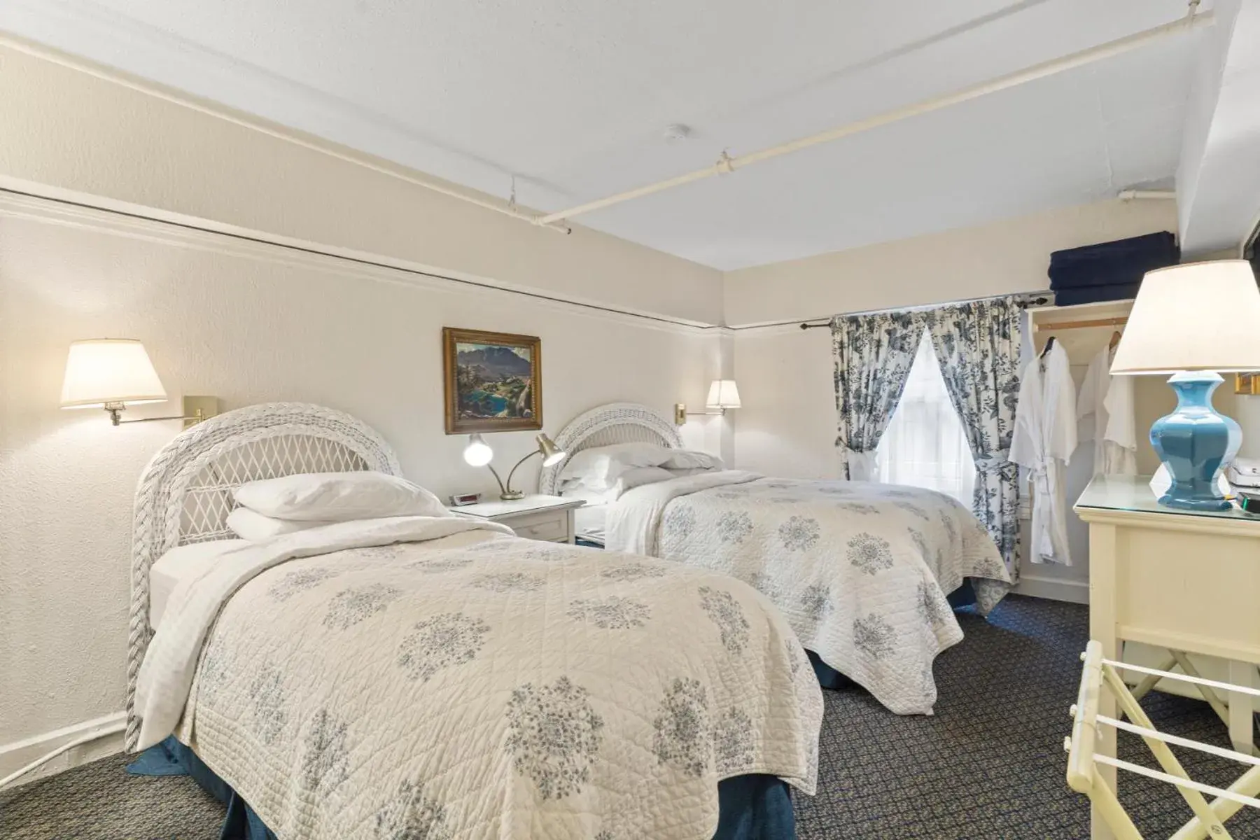 Quadruple Room with Shared Bathroom in Golden Gate Hotel Quadruple Room with Shared Bathroom in Golden Gate Hotel