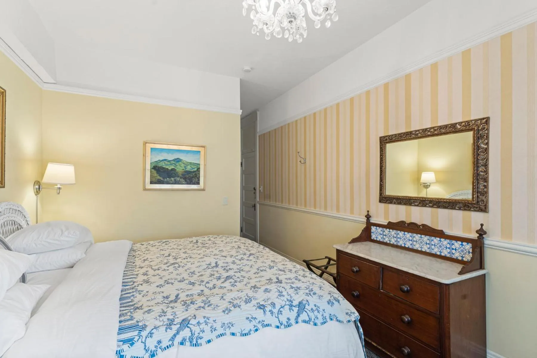 Photo of the whole room, Bed in Golden Gate Hotel