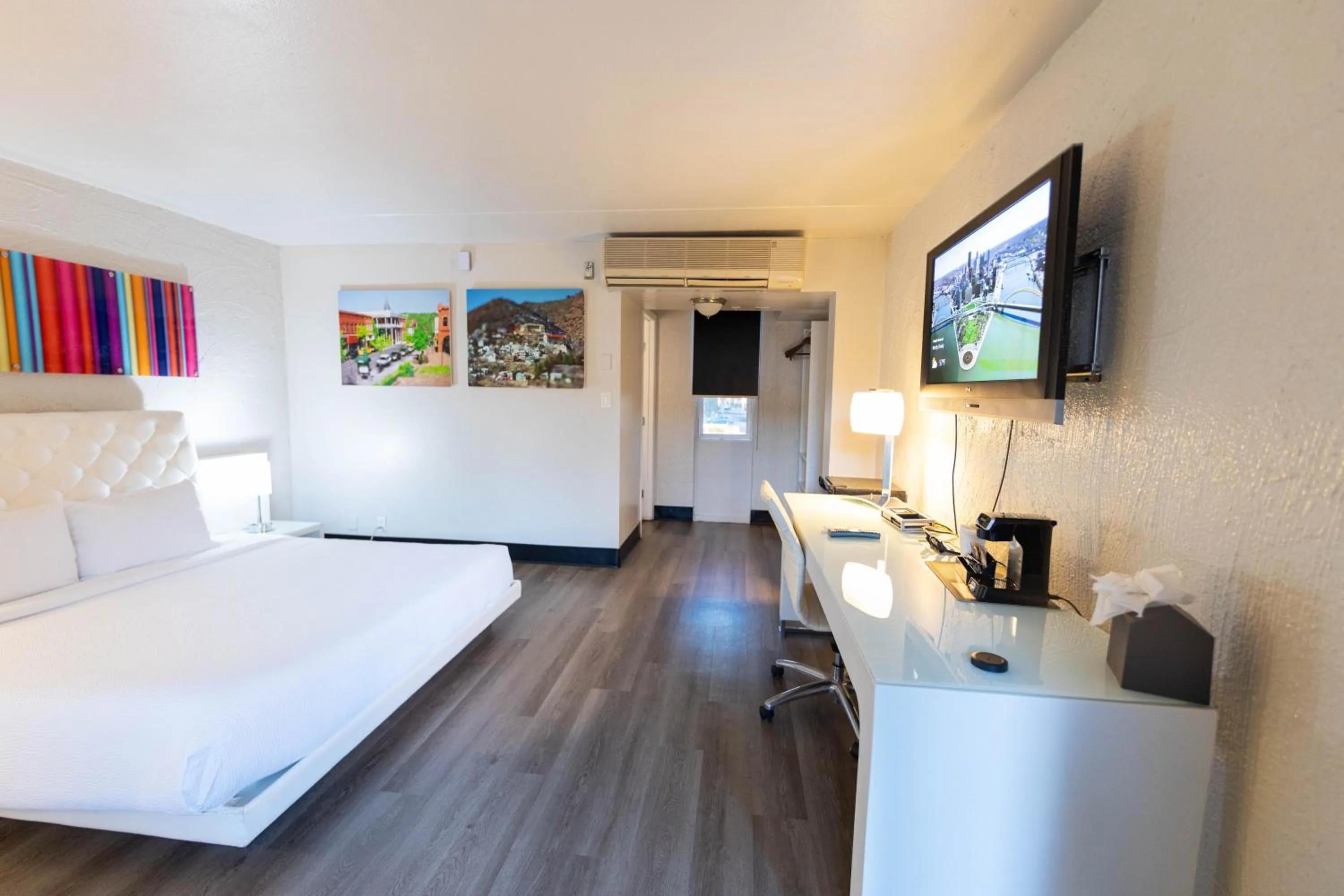 TV and multimedia, Bed in The Clarendon Hotel & Spa, BW Signature Collection