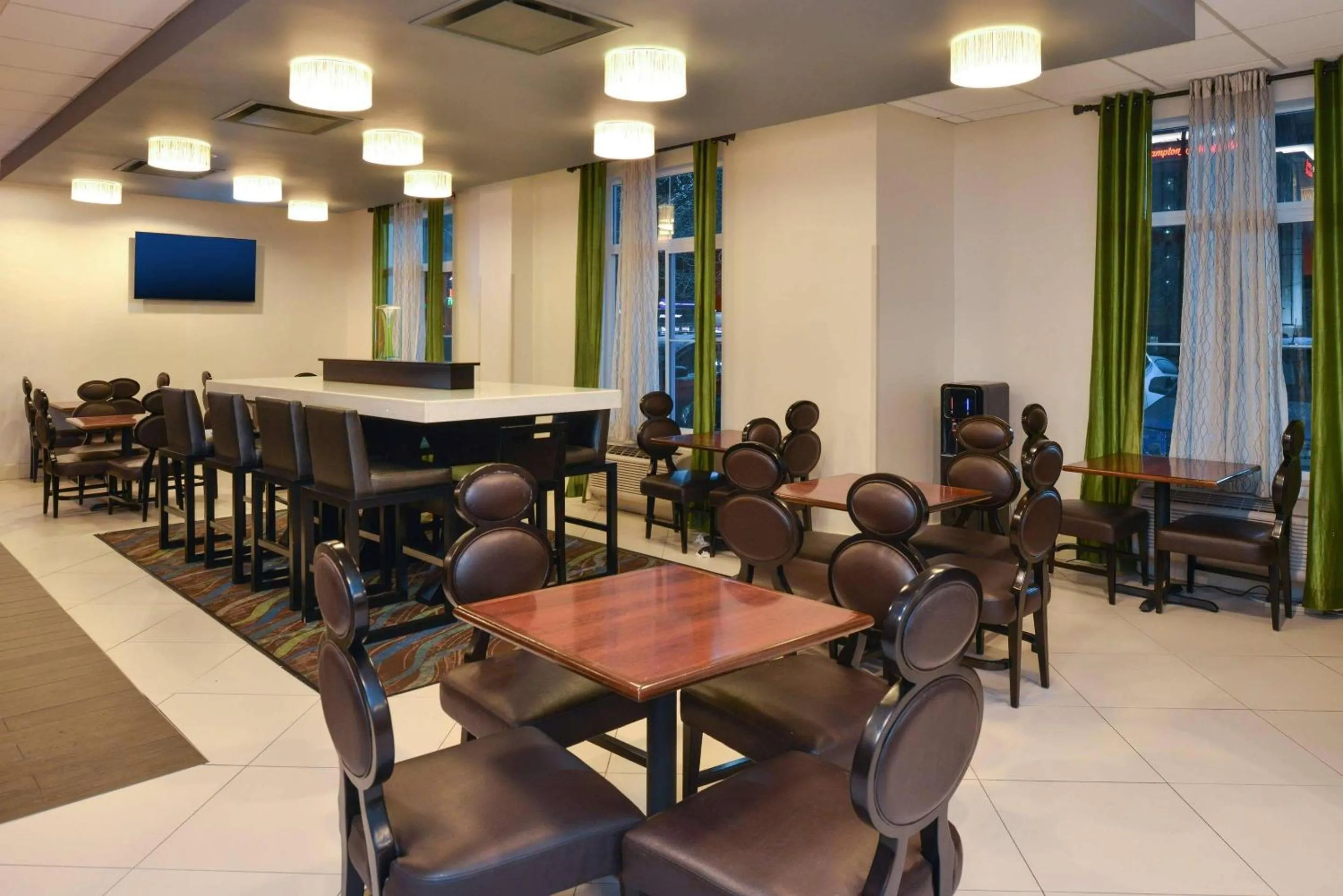 Breakfast in Country Inn & Suites by Radisson Nashville Airport TN