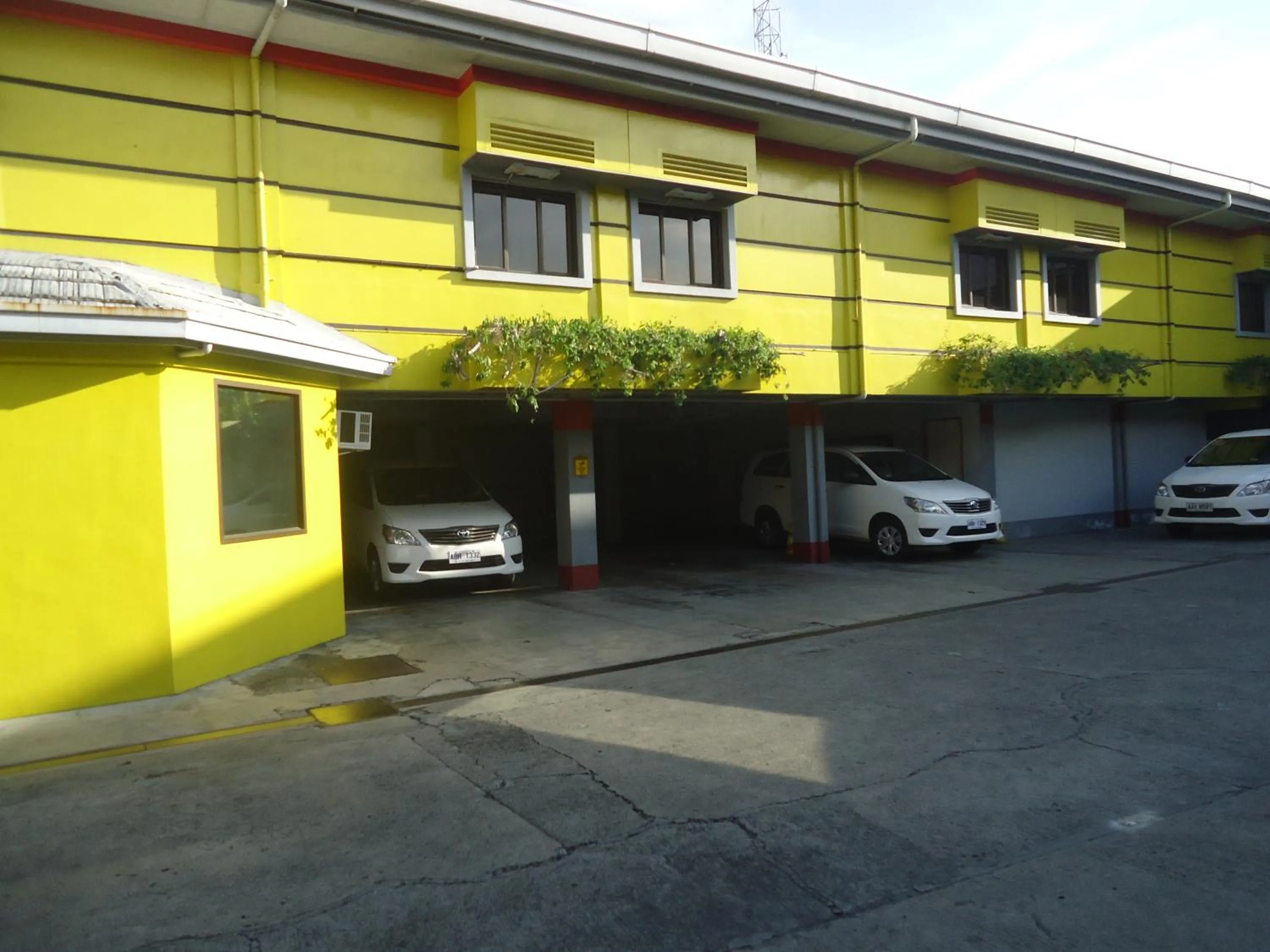 Property building in Park Bed and Breakfast Hotel Pasay