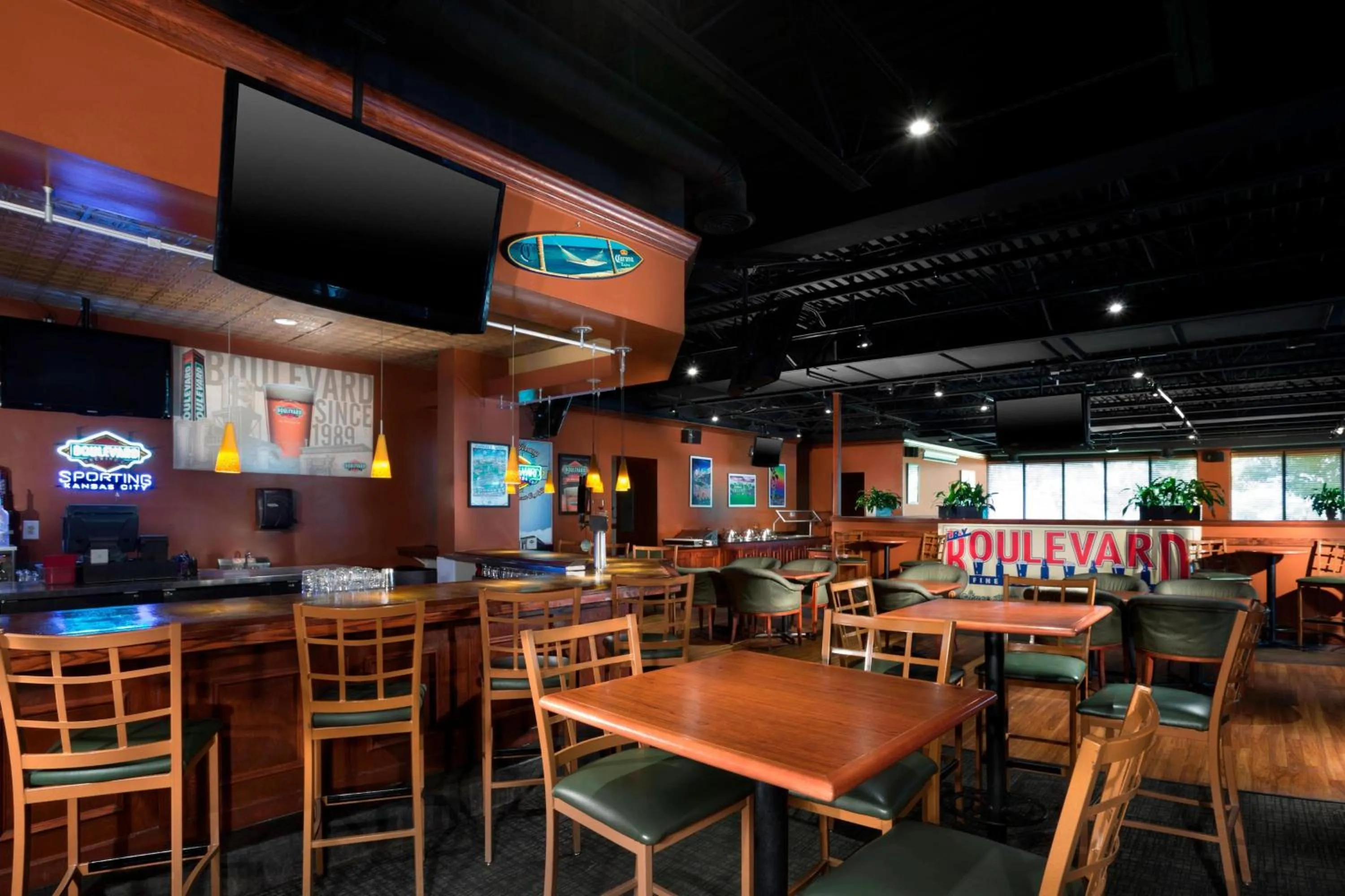 Restaurant/places to eat in Four Points by Sheraton Kansas City Airport