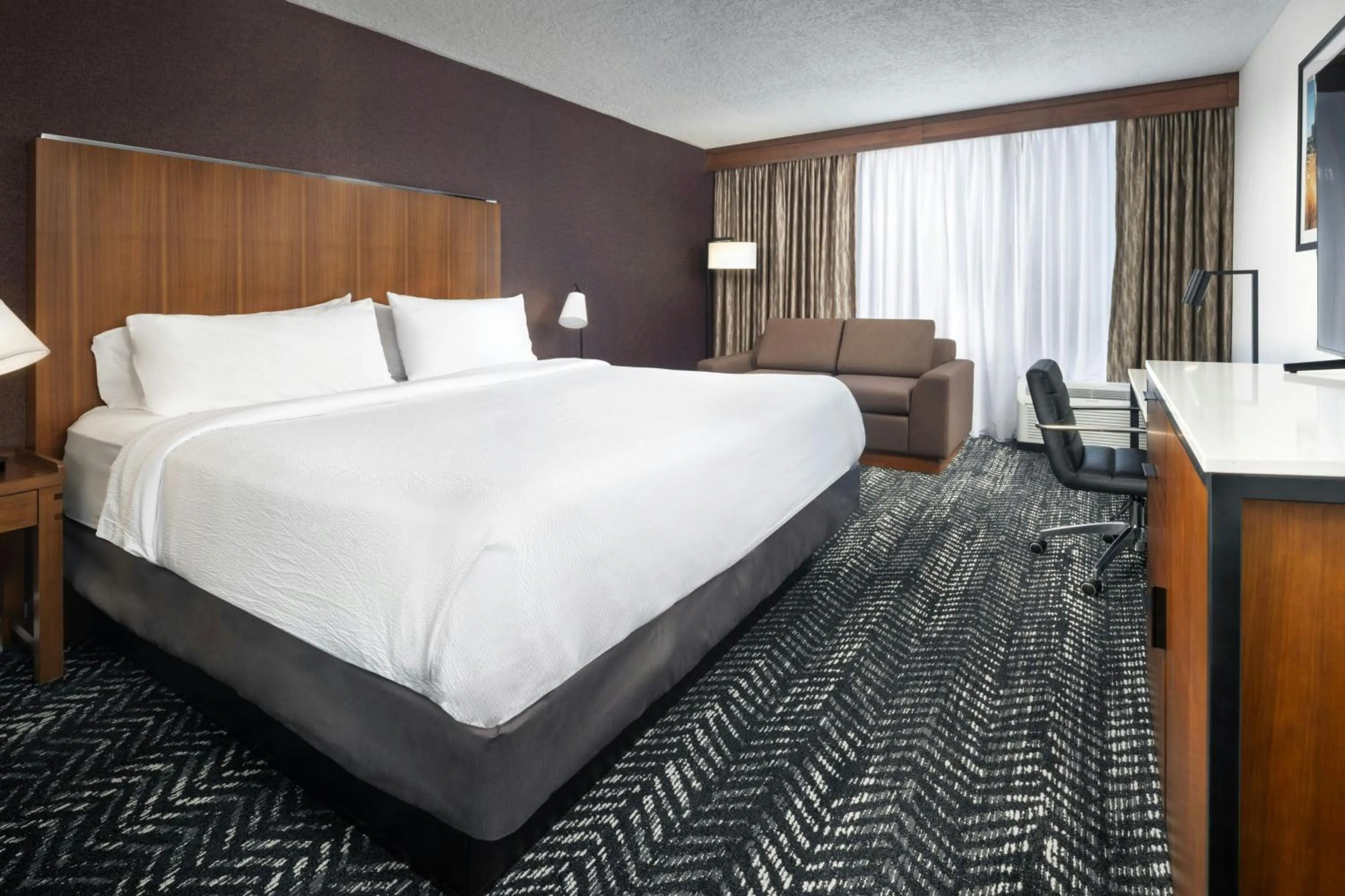Photo of the whole room, Bed in Four Points by Sheraton Kansas City Airport