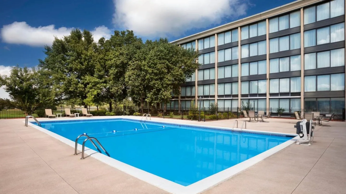 Swimming pool in Four Points by Sheraton Kansas City Airport