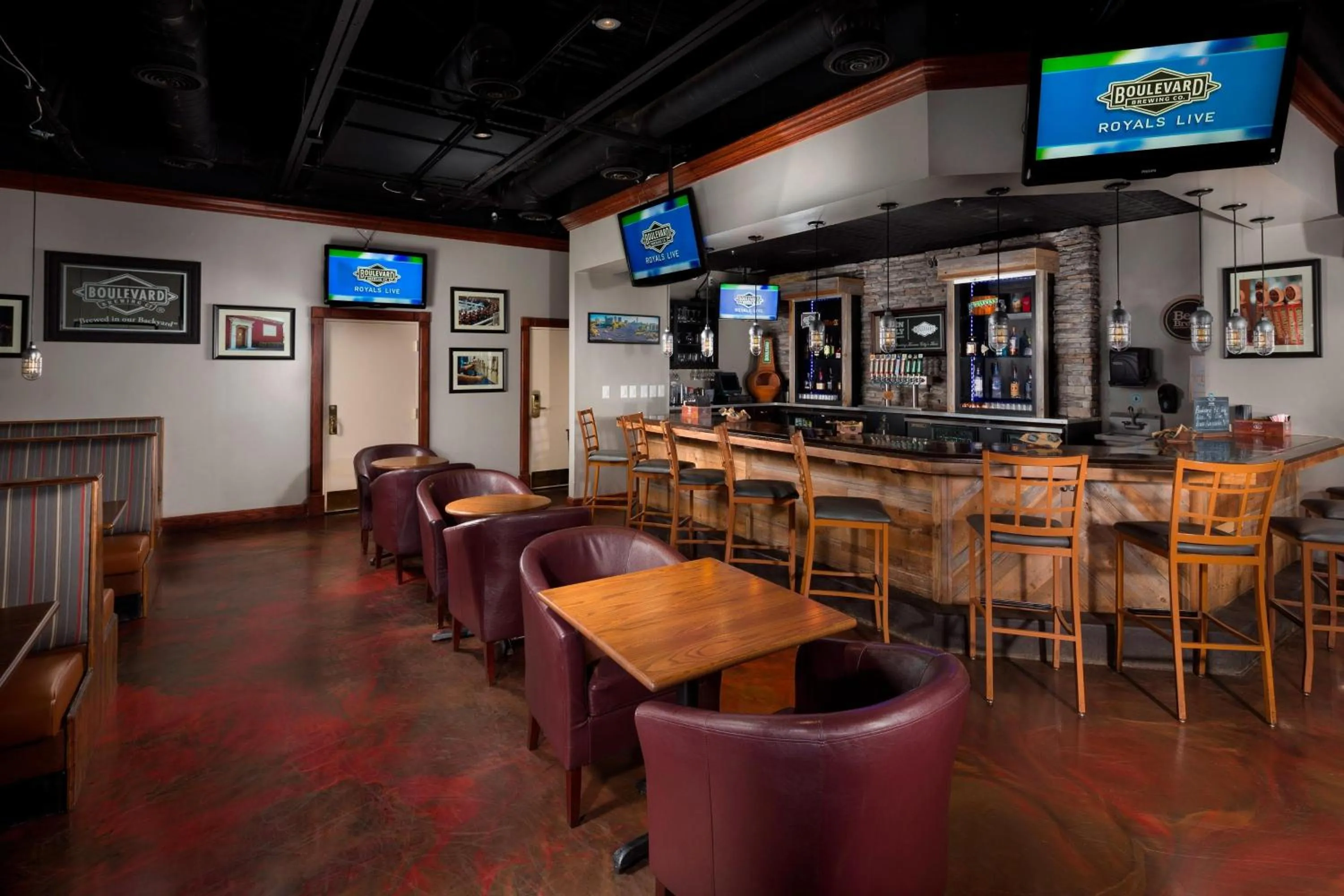 Lounge or bar in Four Points by Sheraton Kansas City Airport