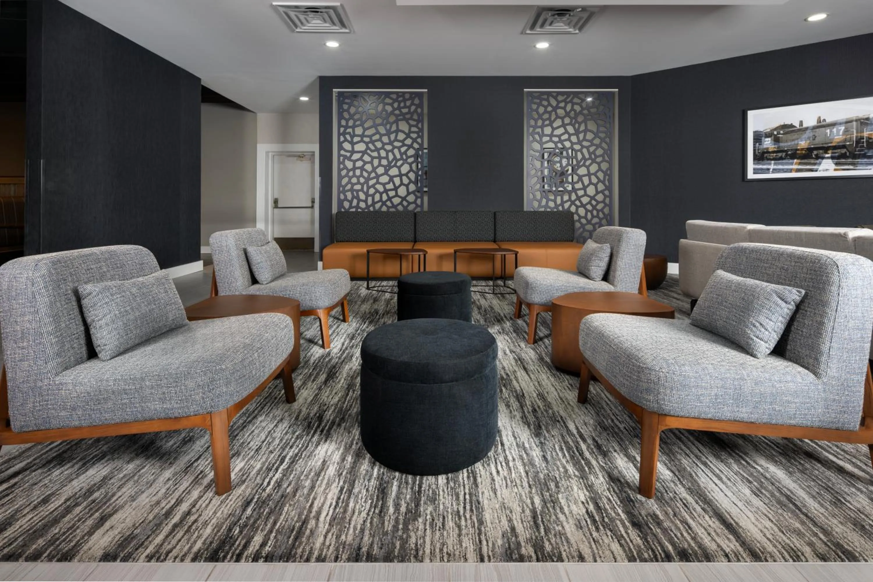 Seating area in Four Points by Sheraton Kansas City Airport