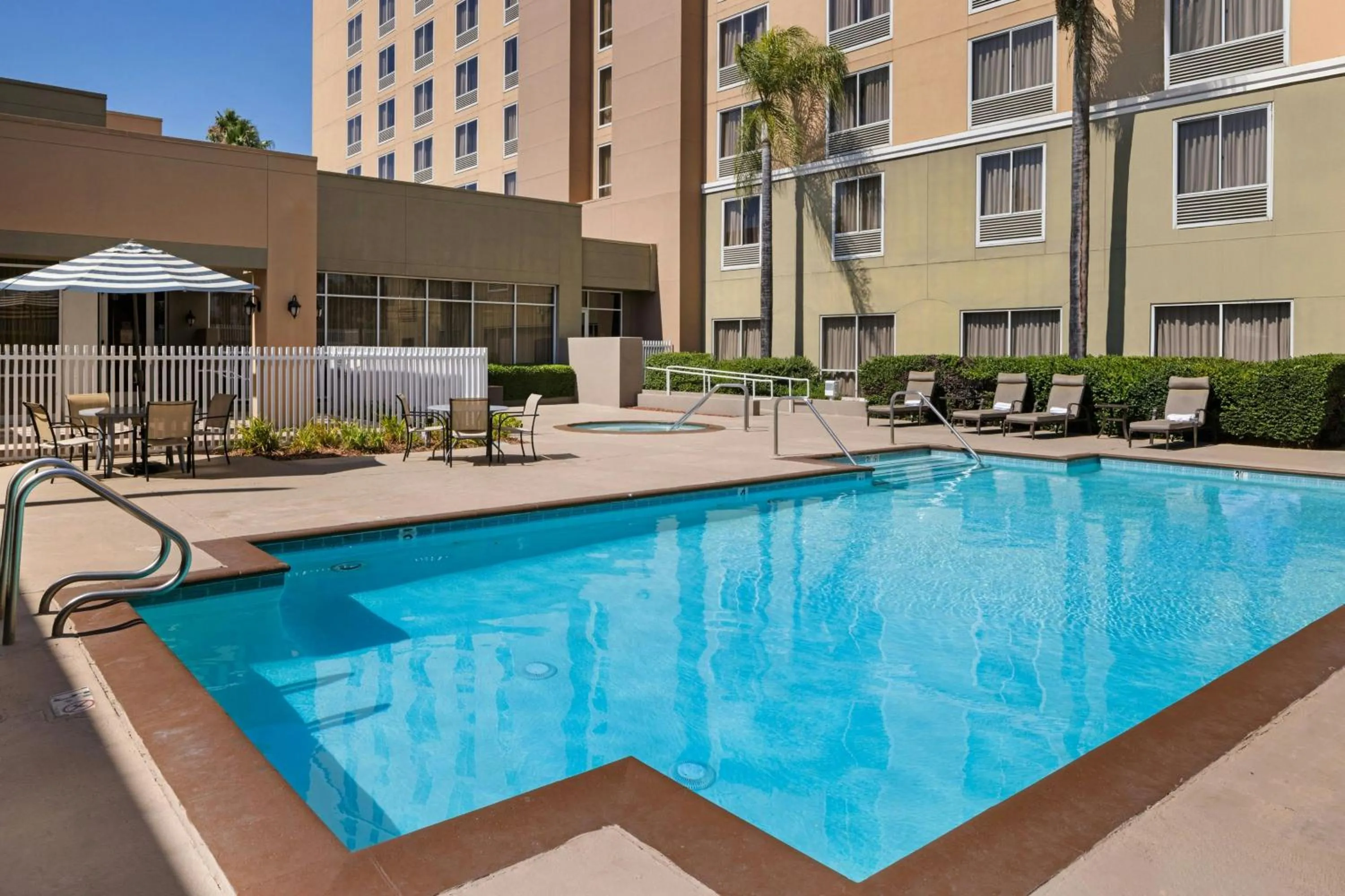 Swimming pool in Courtyard by Marriott Baldwin Park