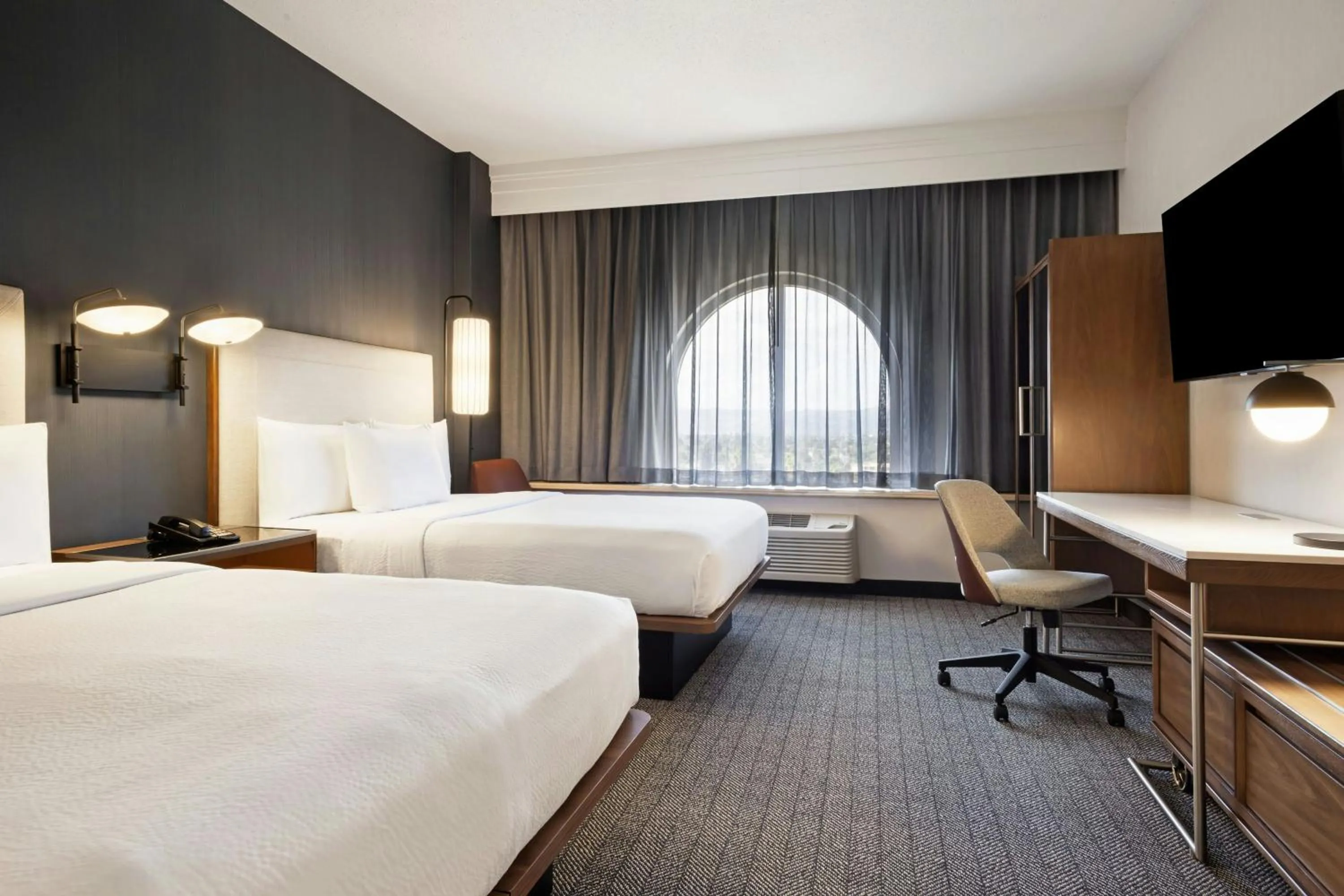 Photo of the whole room, Bed in Courtyard by Marriott Baldwin Park