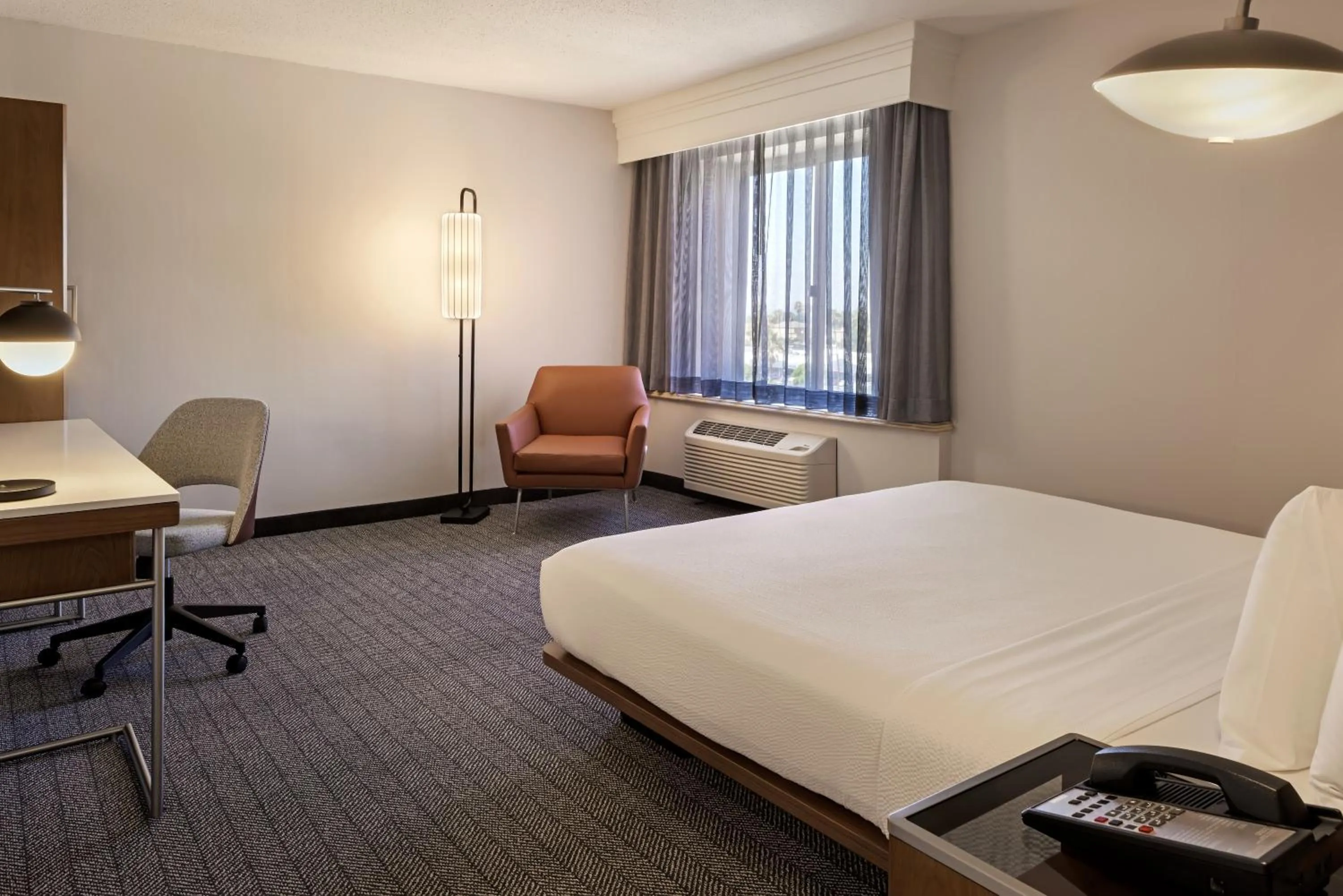 Guests, Bed in Courtyard by Marriott Baldwin Park