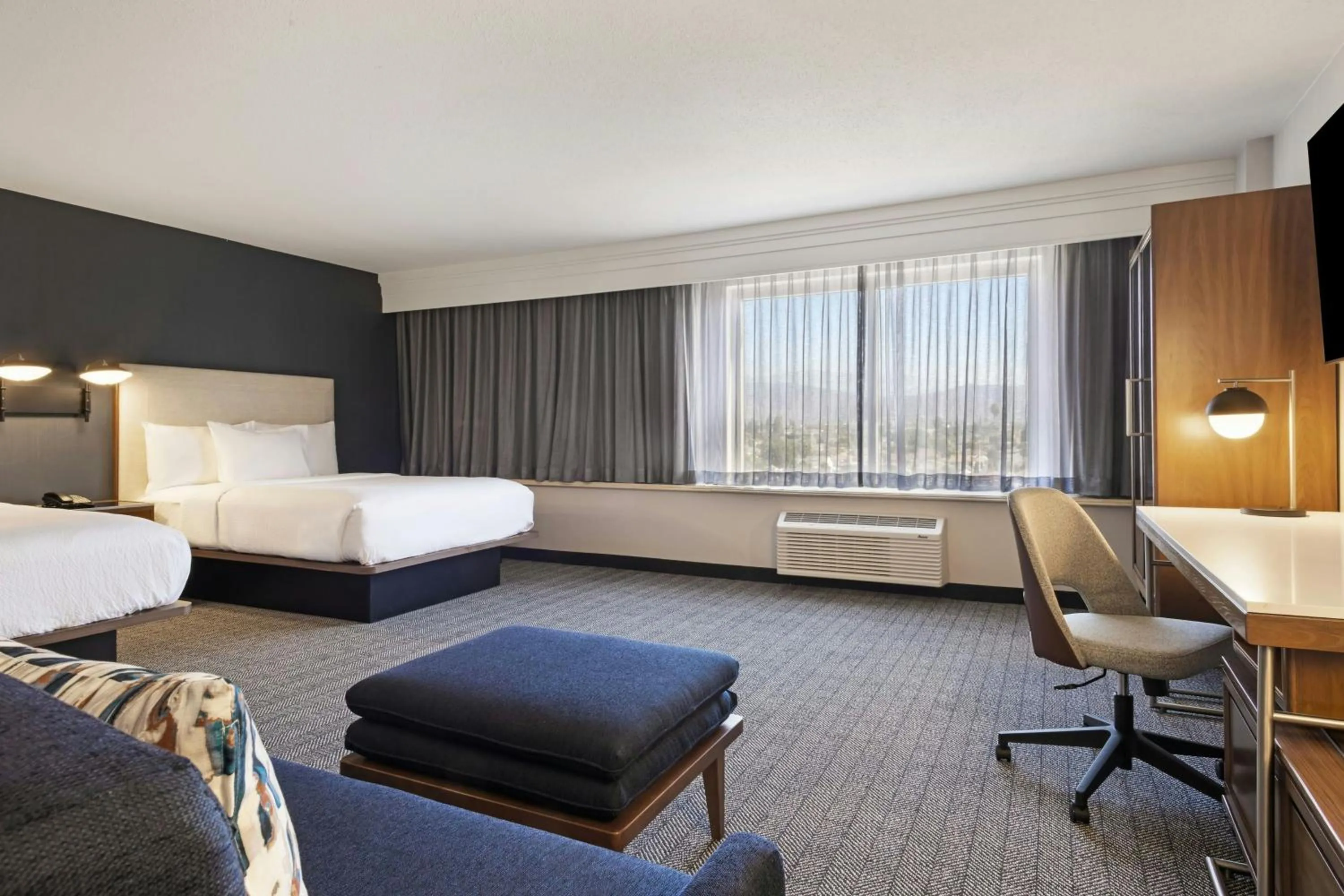 Photo of the whole room, Bed in Courtyard by Marriott Baldwin Park