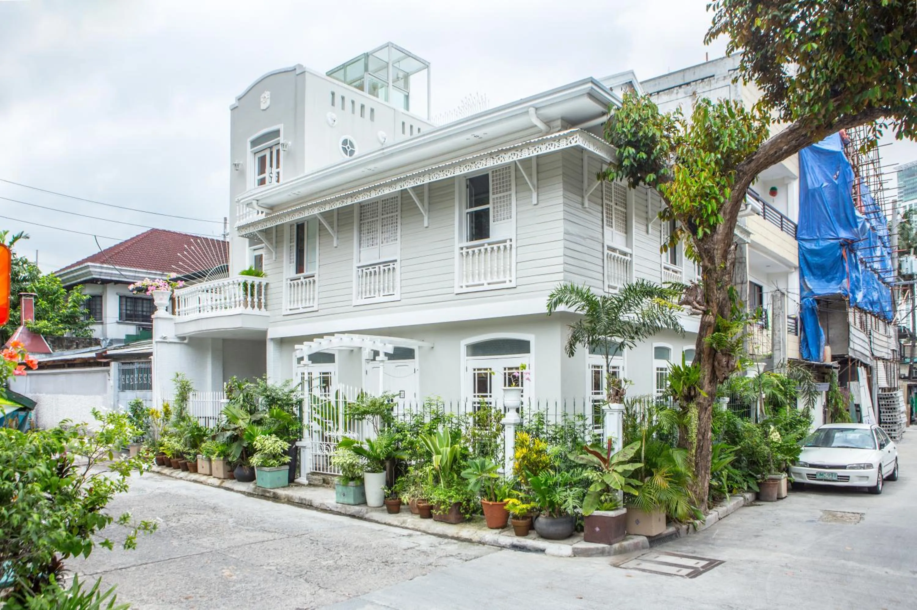 Facade/entrance in Charming La Casita Mercedes, 5Br and 5TB for Family and Friends Staycation- Read Listing Info