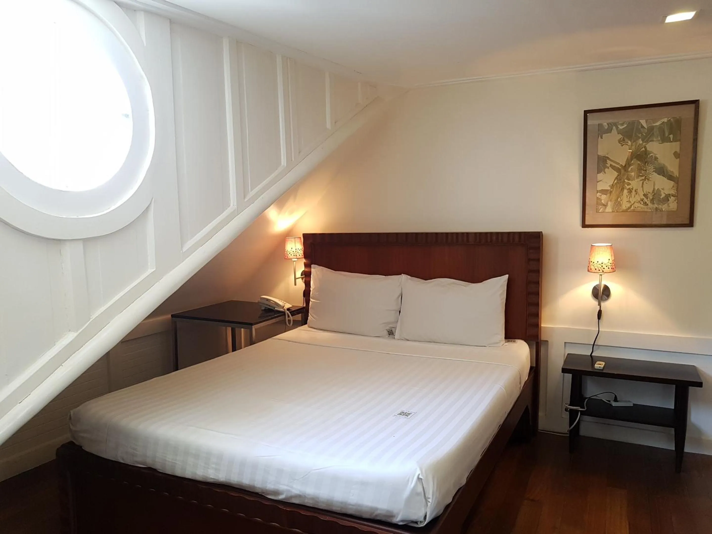 Photo of the whole room, Bed in Charming La Casita Mercedes, 5Br and 5TB for Family and Friends Staycation- Read Listing Info