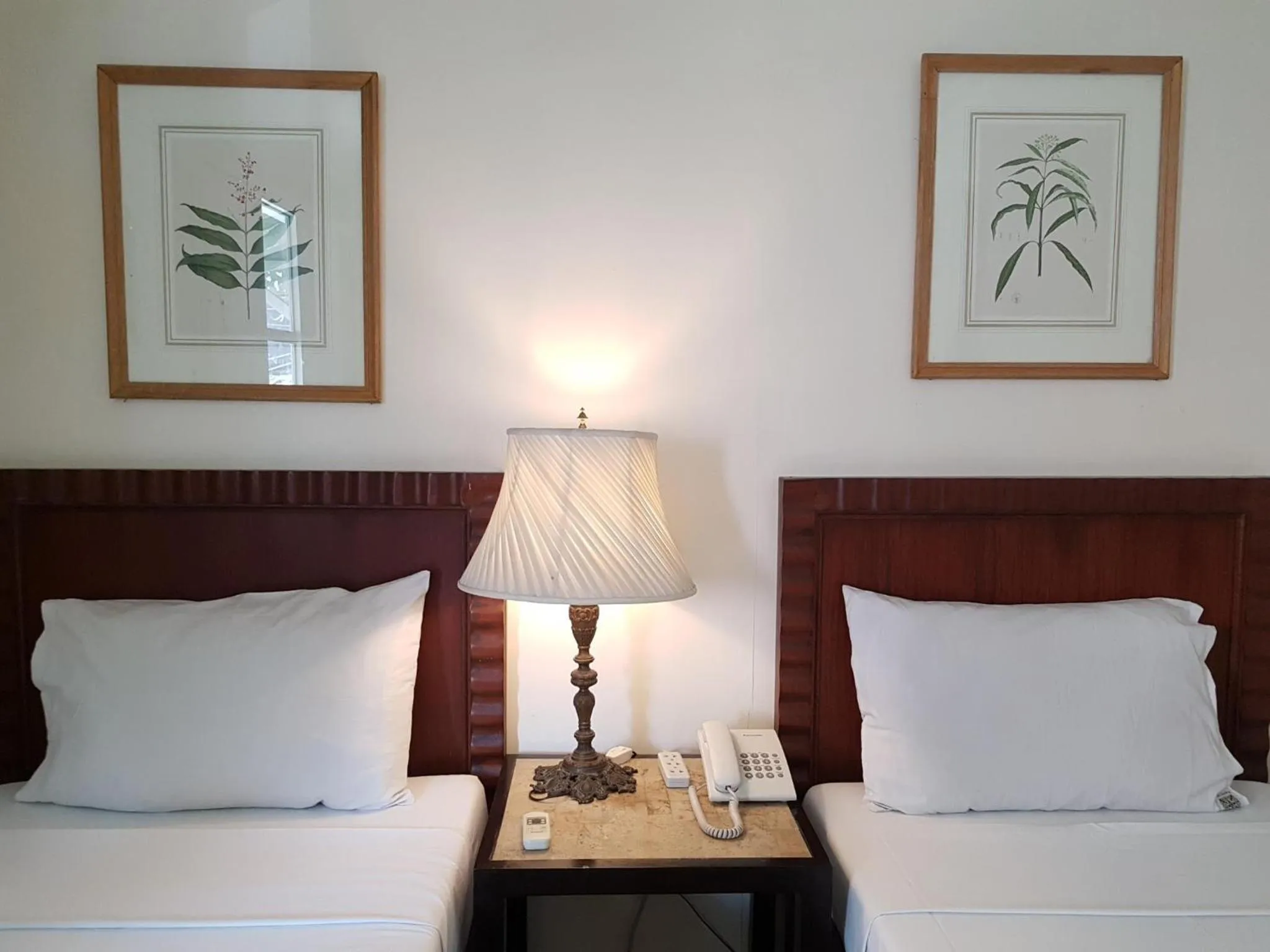 Bed in Charming La Casita Mercedes, 5Br and 5TB for Family and Friends Staycation- Read Listing Info