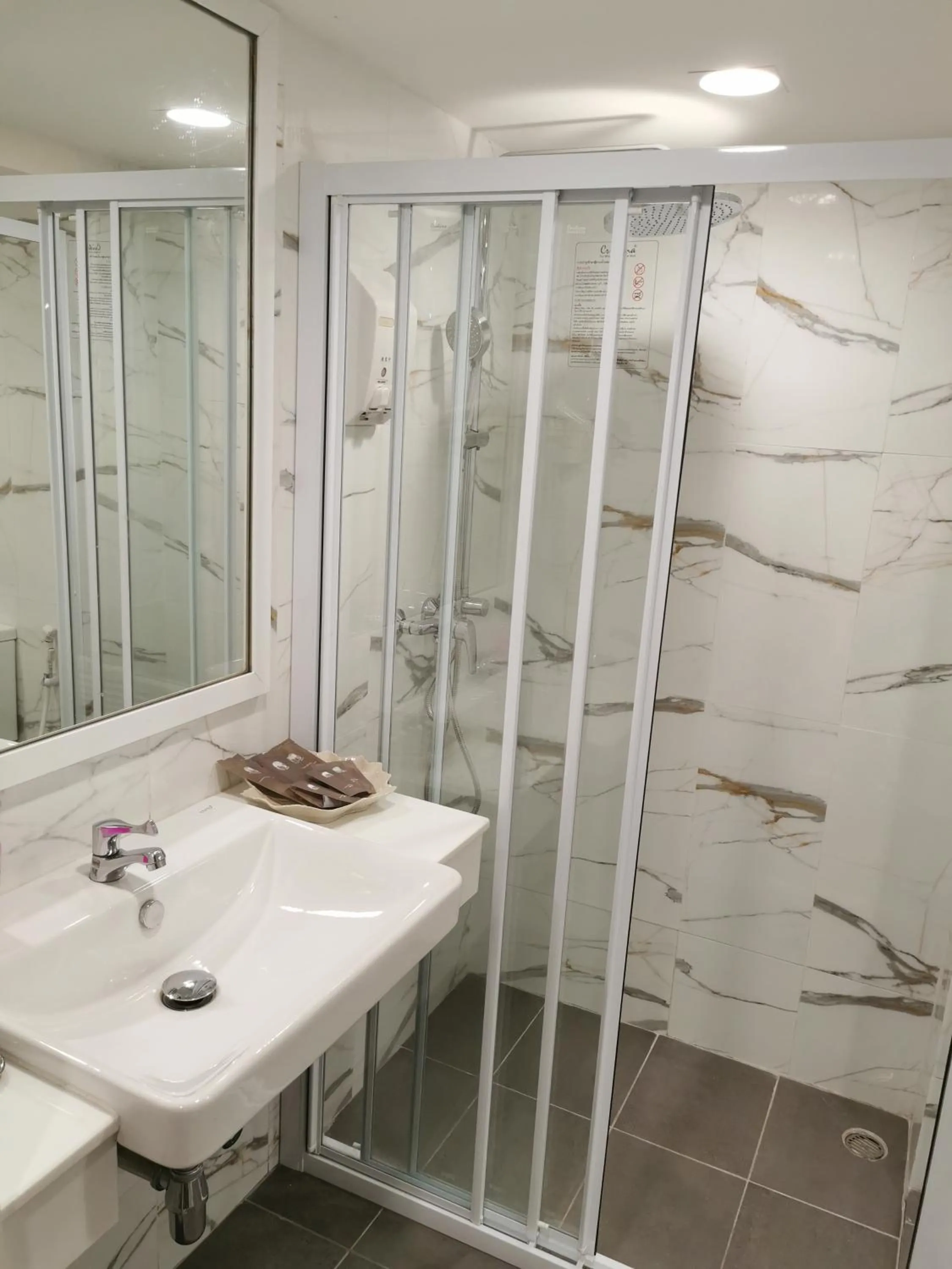 Bathroom in Sakol Hotel