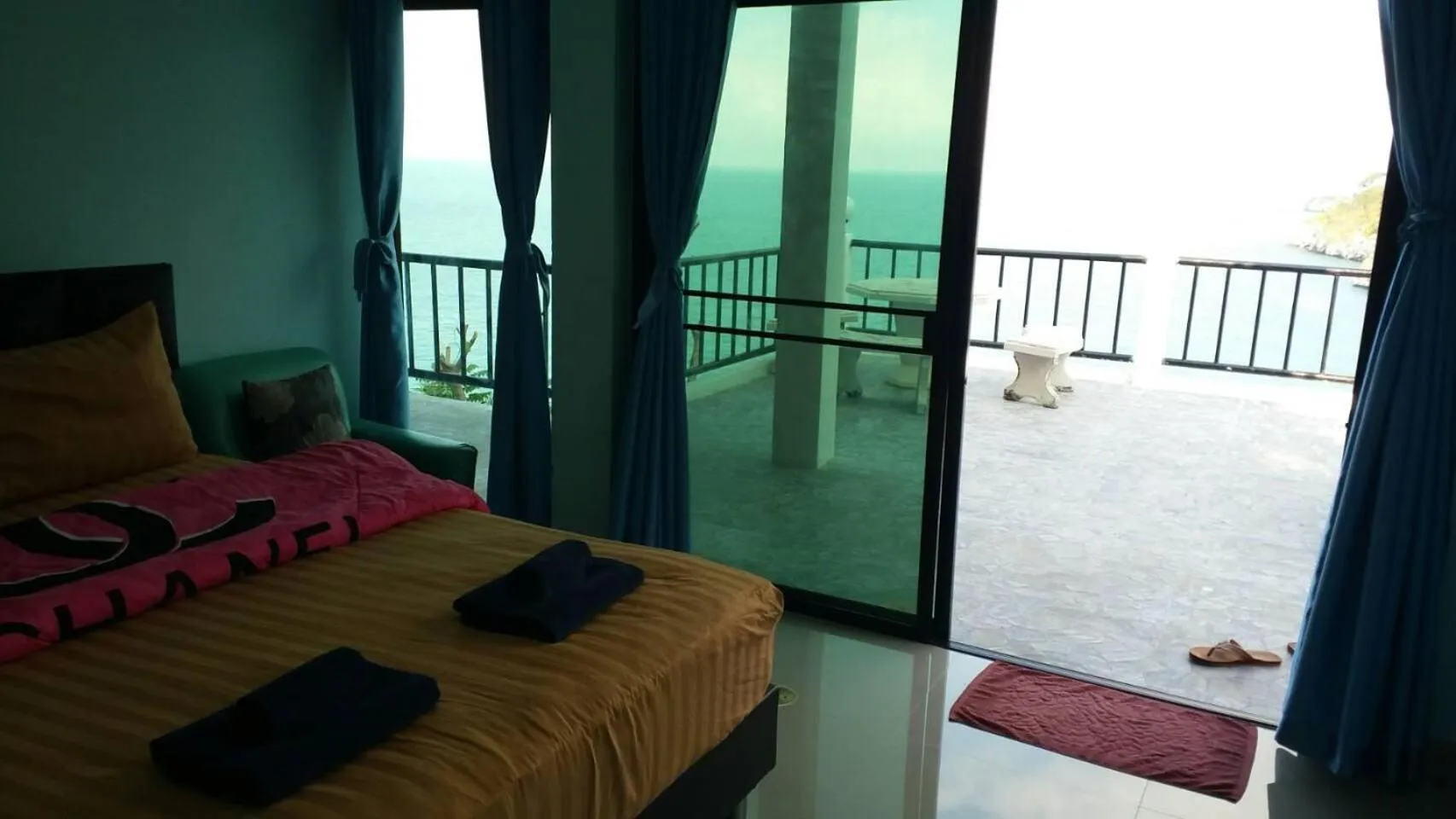 Bed in Ocean View Resort - Koh Sichang