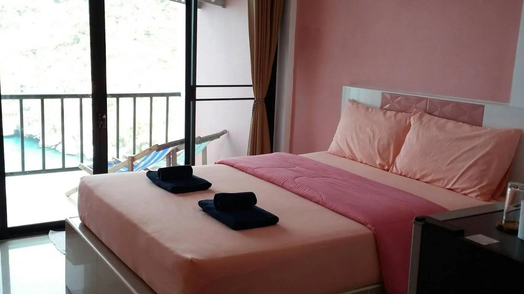 Bed in Ocean View Resort - Koh Sichang