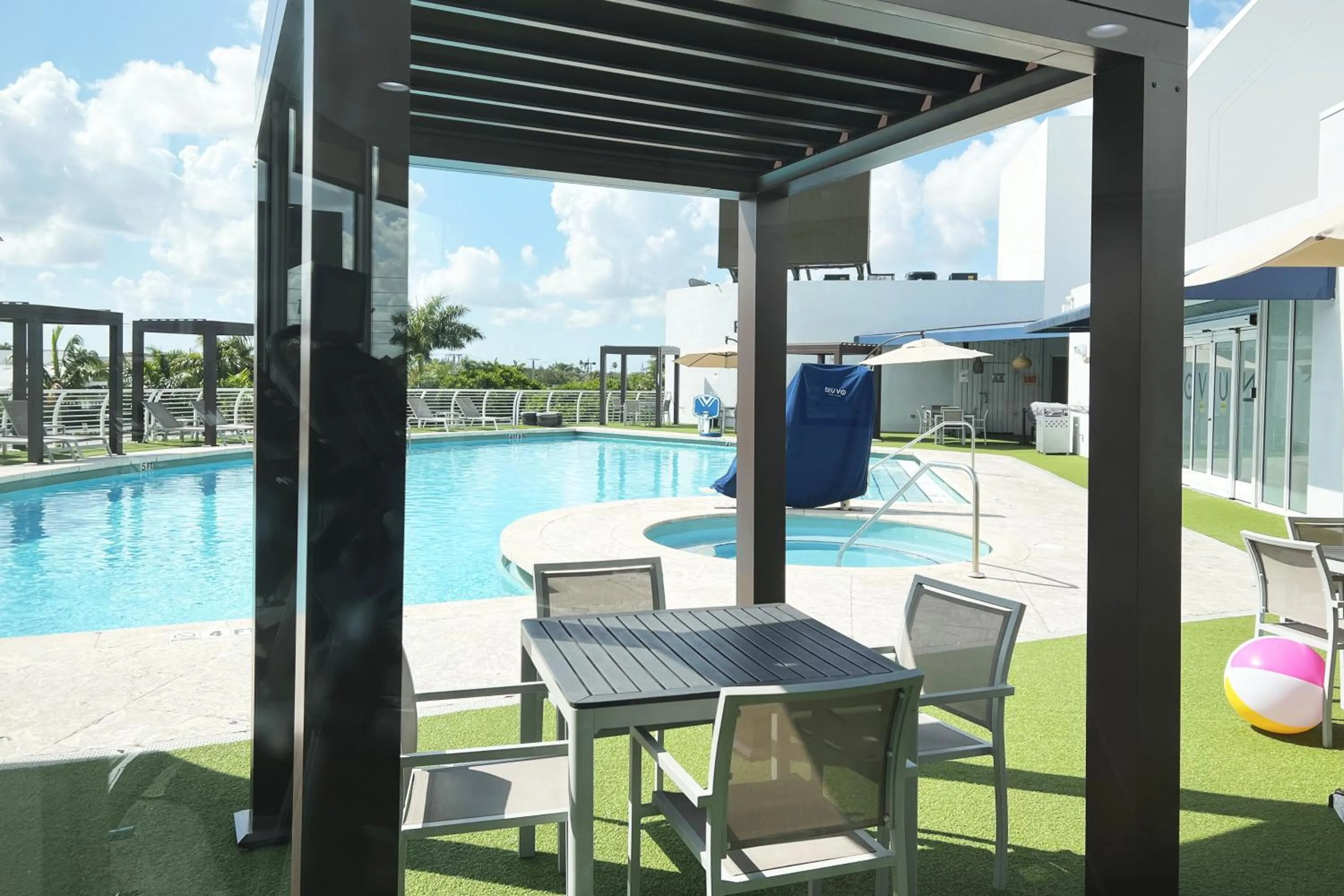 Swimming pool in Nuvo Suites Hotel - Miami Doral