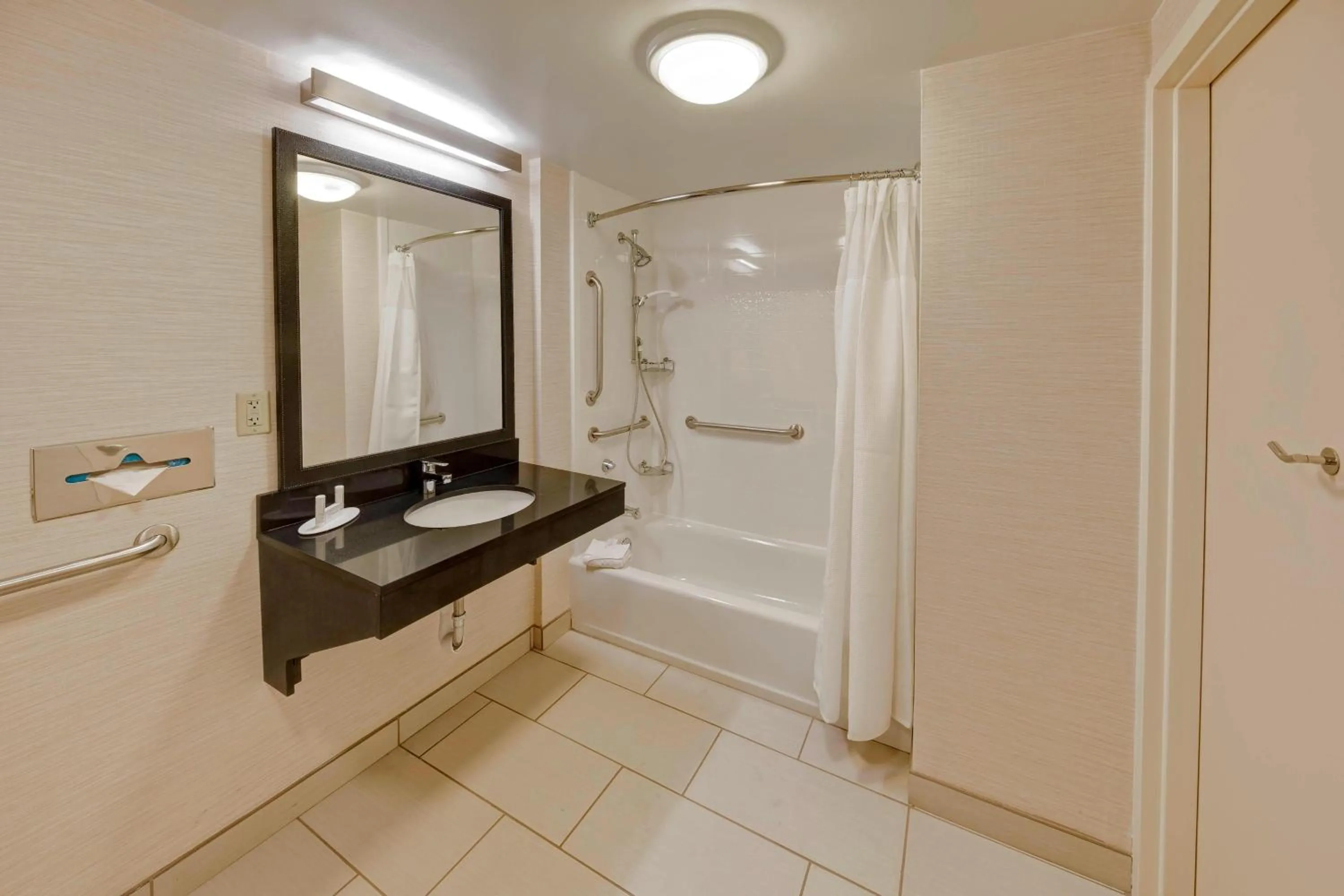 Bathroom in Fairfield Inn and Suites by Marriott Orlando Near Universal Orlando