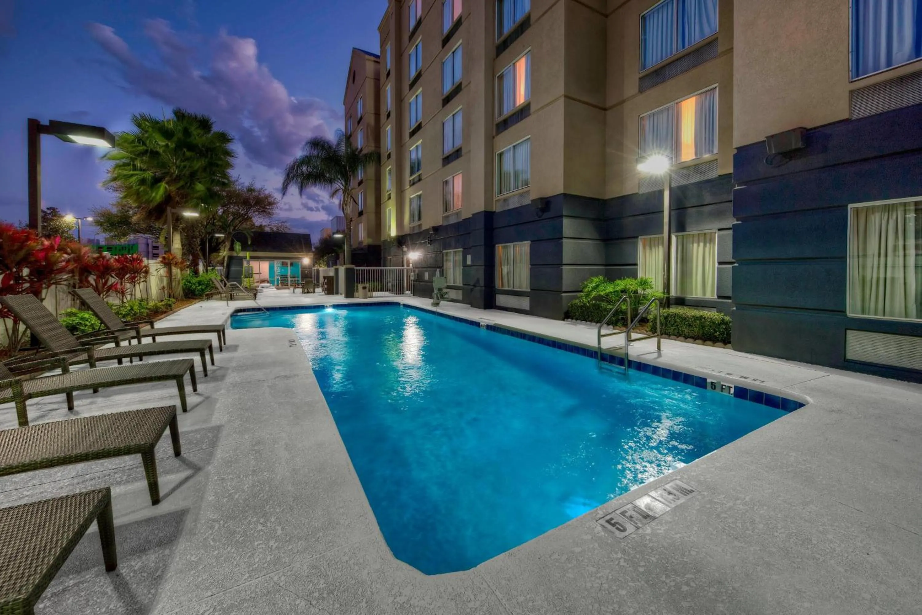 Swimming pool in Fairfield Inn and Suites by Marriott Orlando Near Universal Orlando