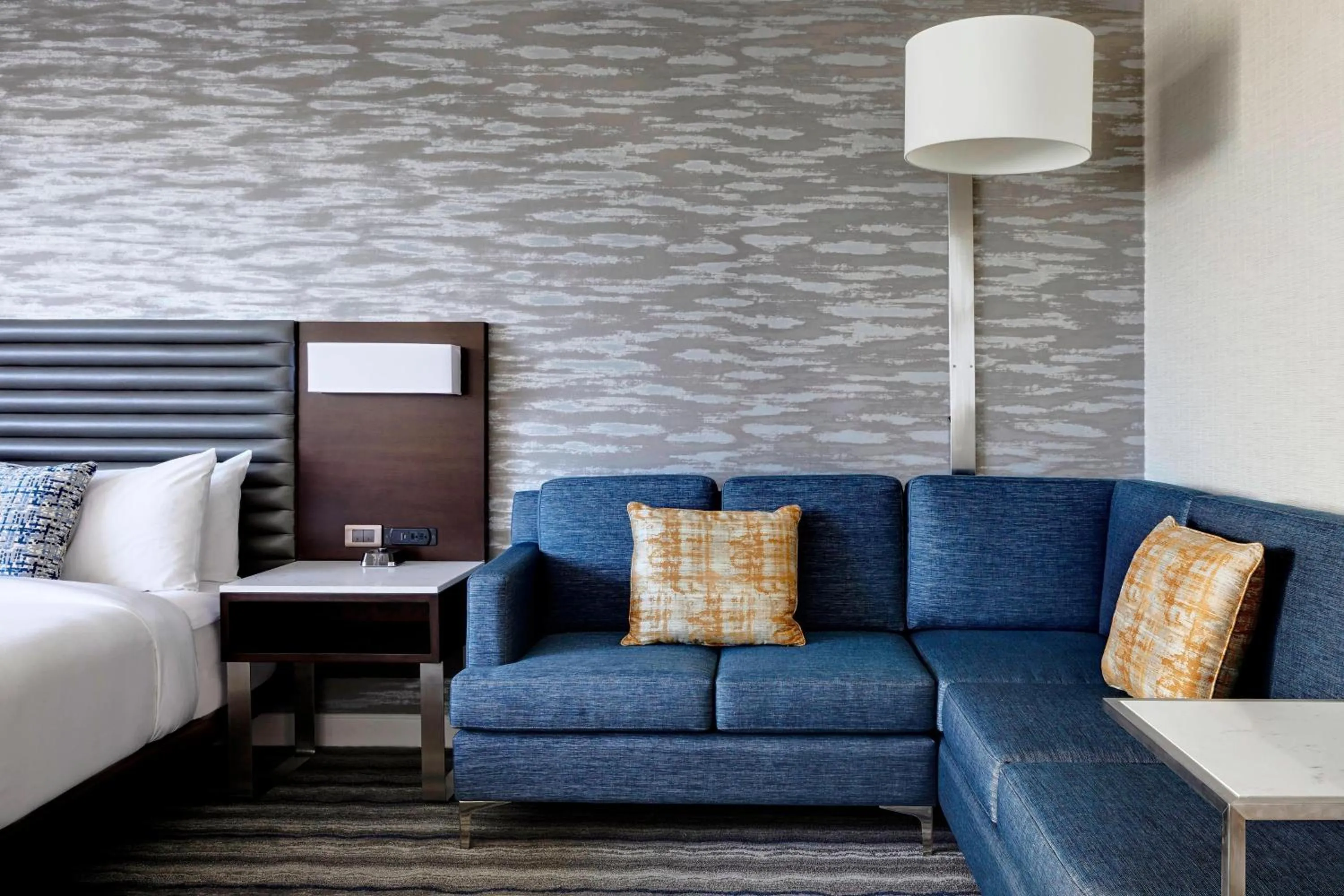 Living room, Bed in Ventura Beach Marriott