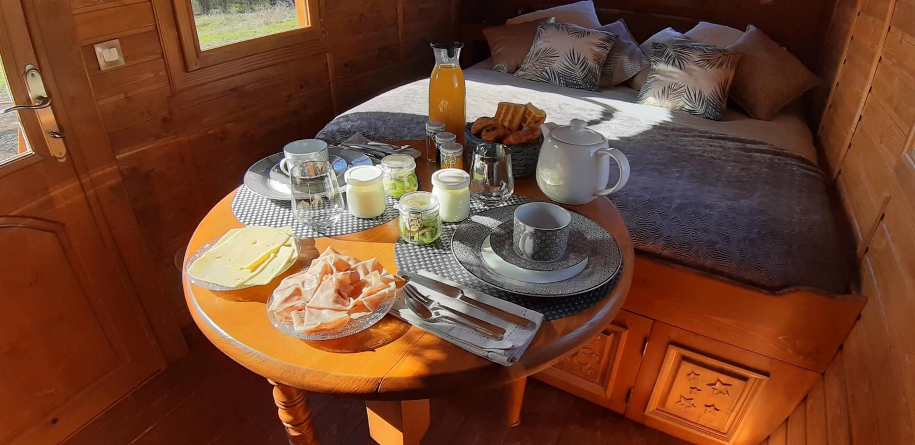 Continental breakfast, Bed in Du Coté de Lacoume
