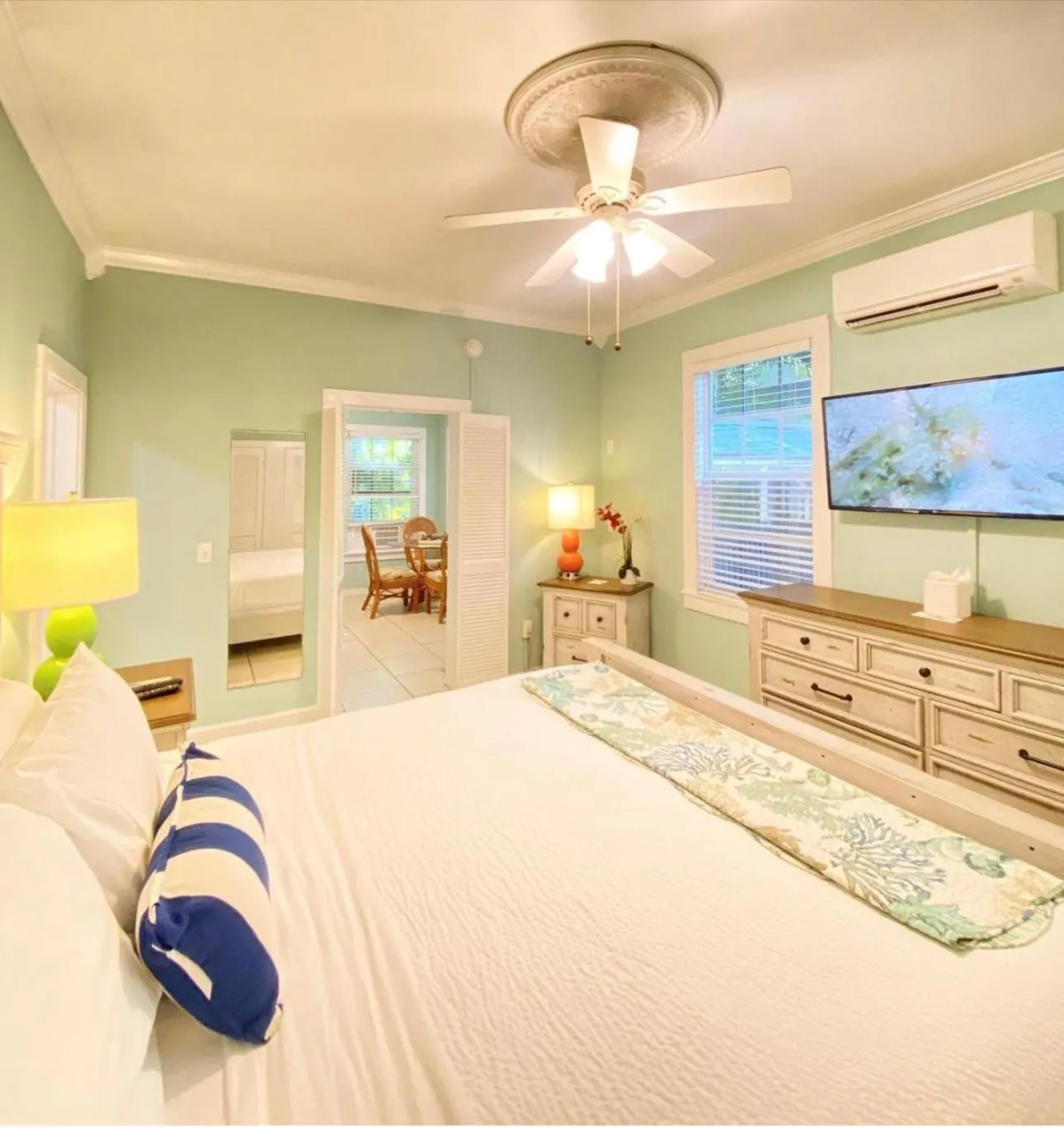 Communal lounge/ TV room, Bed in Westwinds Inn