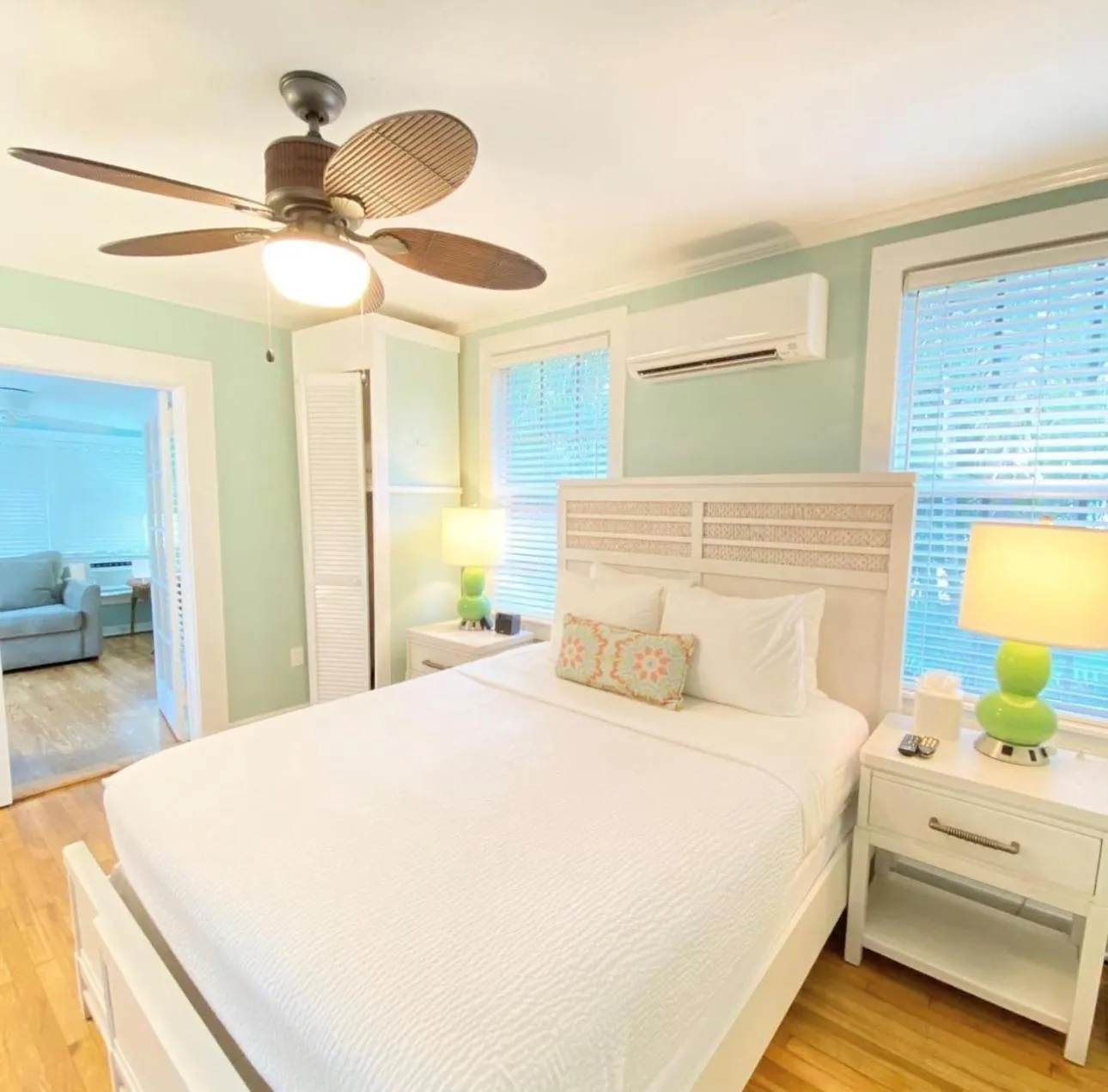 Property building, Bed in Westwinds Inn