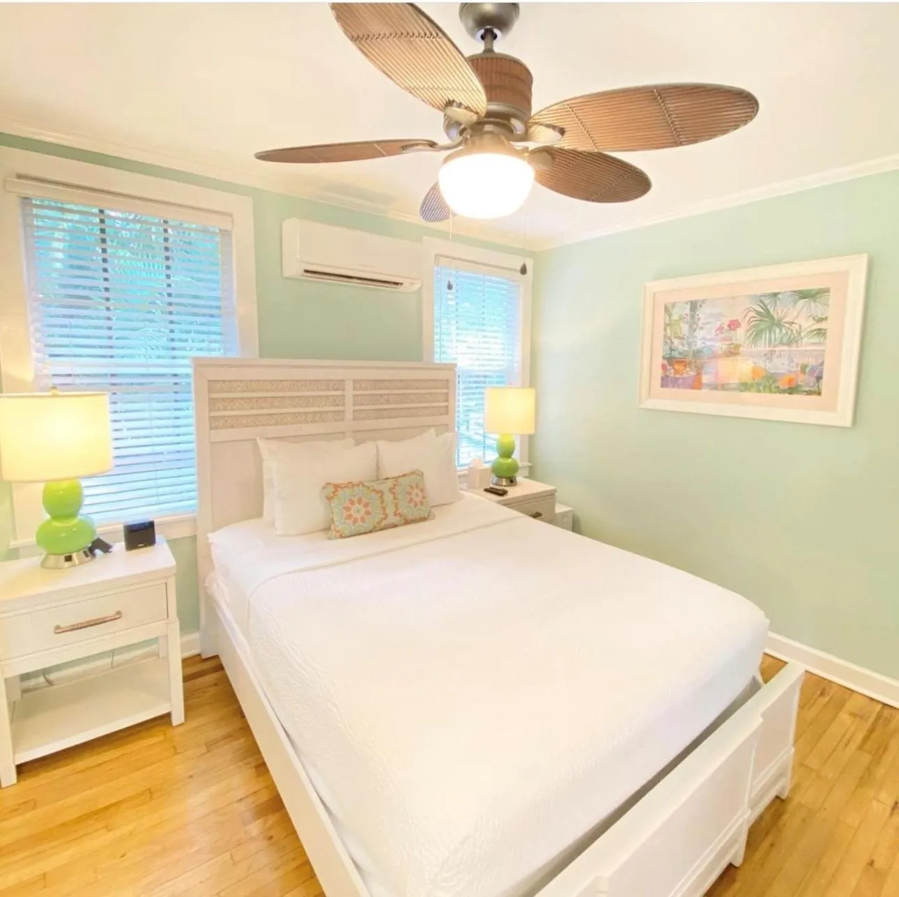 Property building, Bed in Westwinds Inn