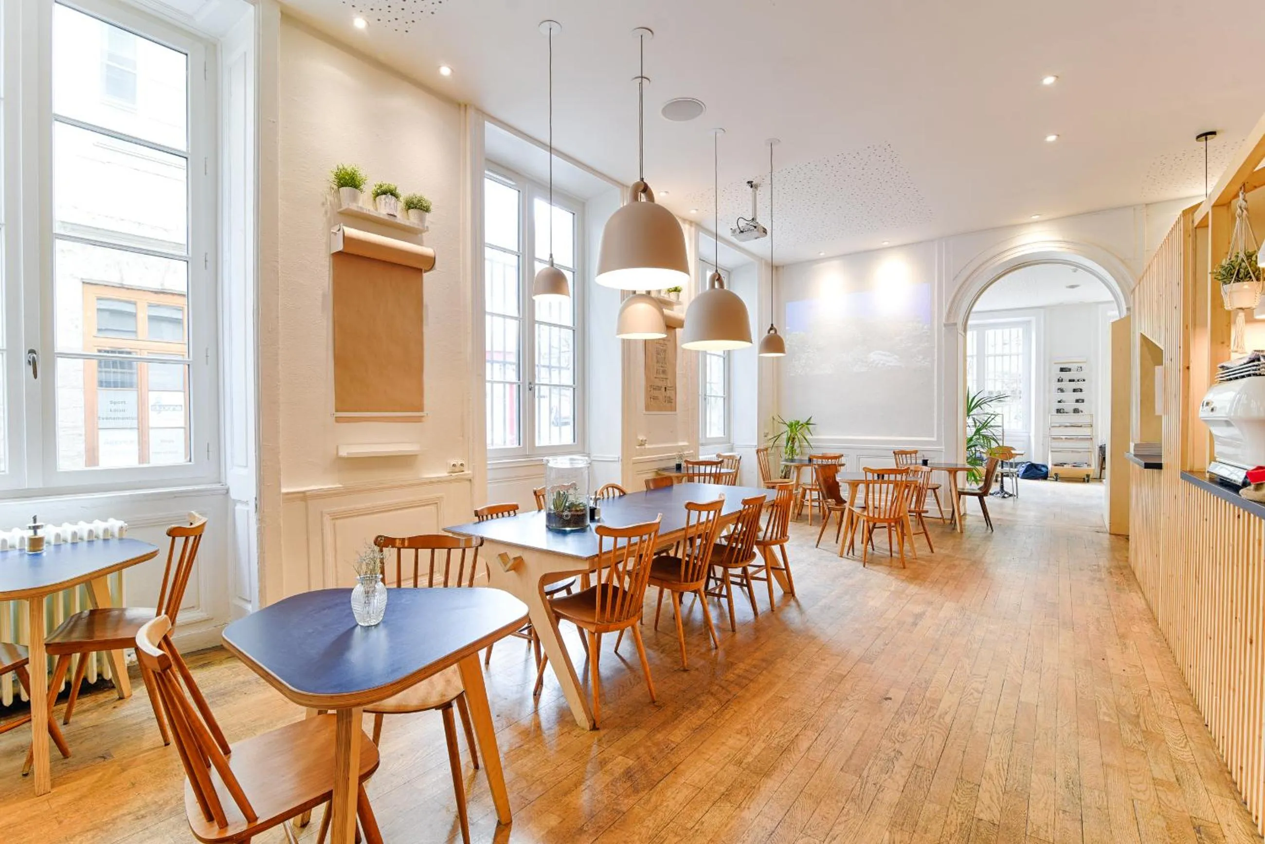 Restaurant/places to eat in SLO Hostel Lyon les Pentes