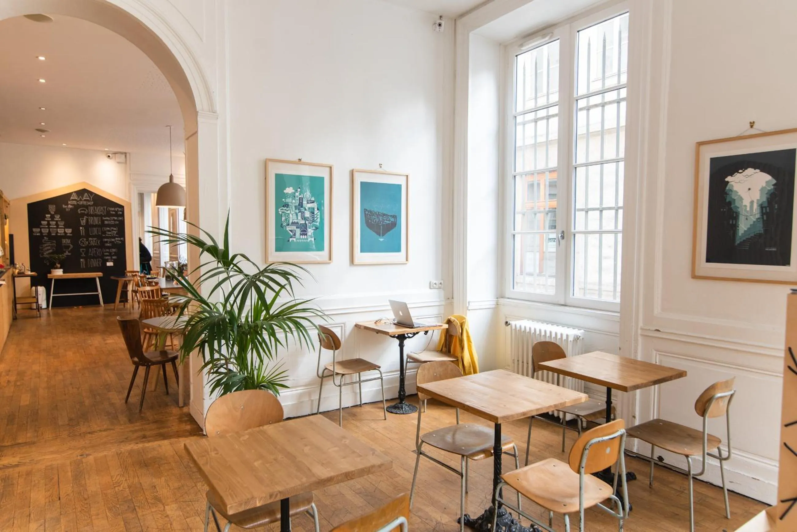 Lobby or reception in SLO Hostel Lyon les Pentes