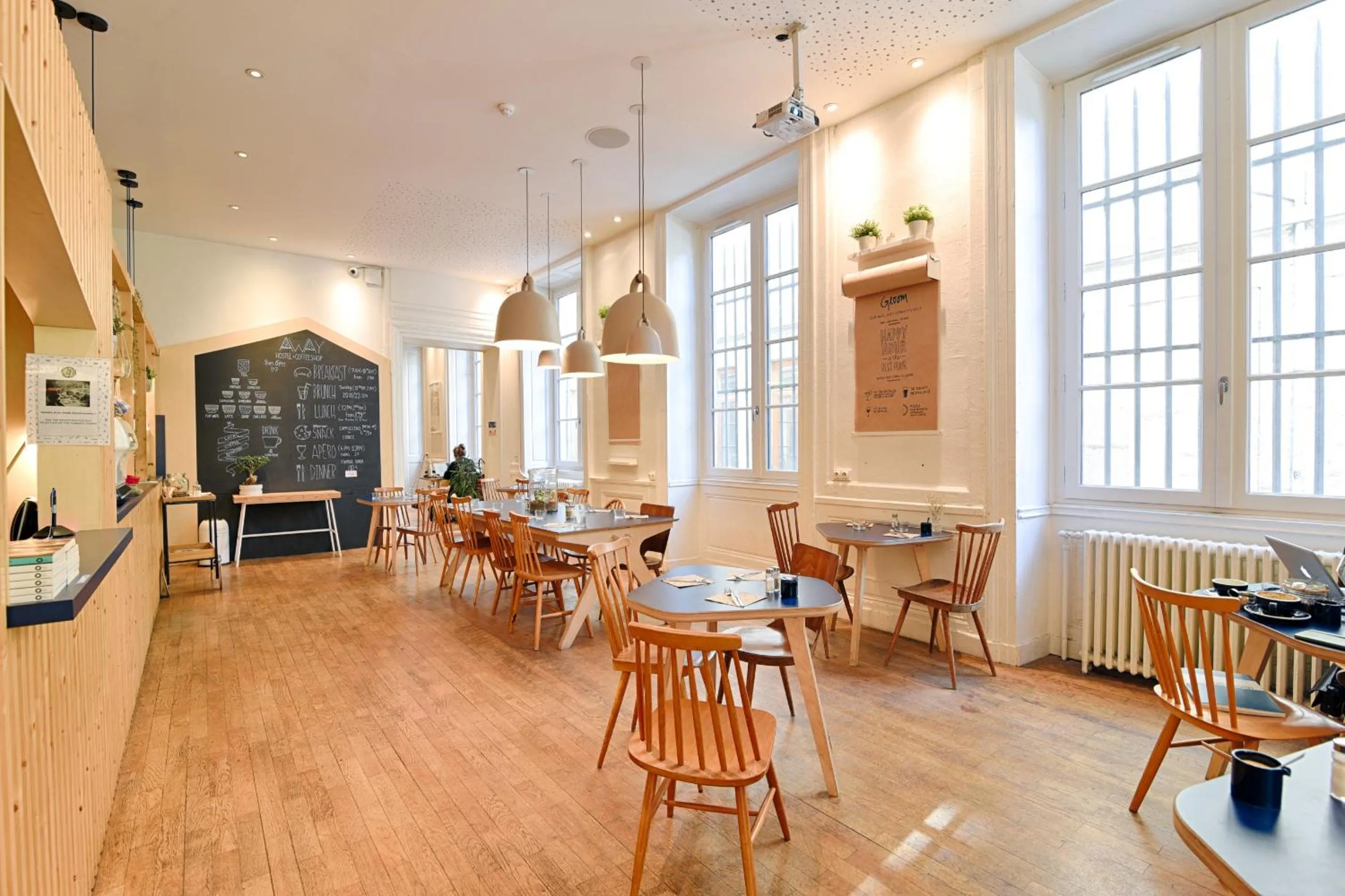 Restaurant/places to eat in SLO Hostel Lyon les Pentes