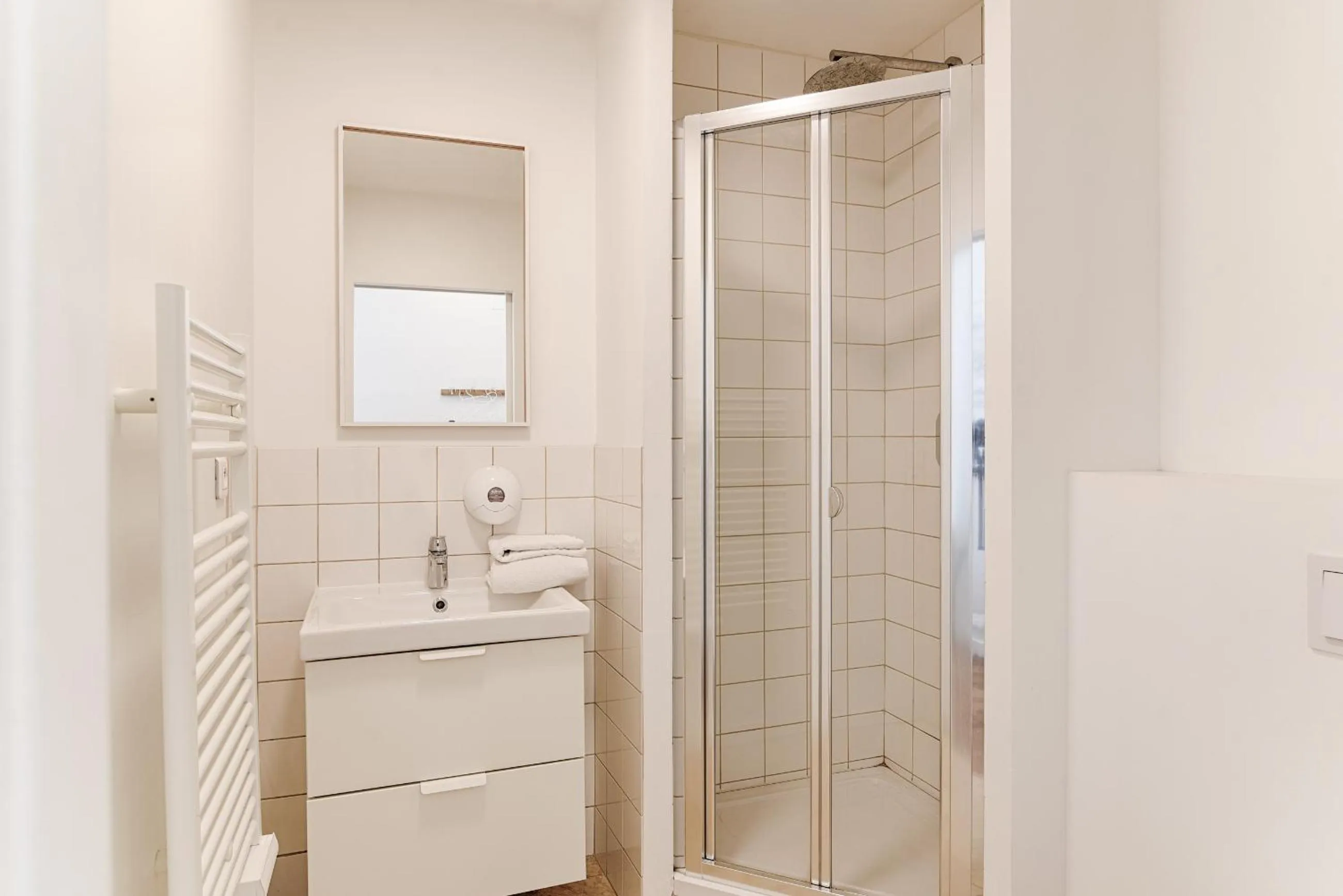 Shower in SLO Hostel Lyon les Pentes