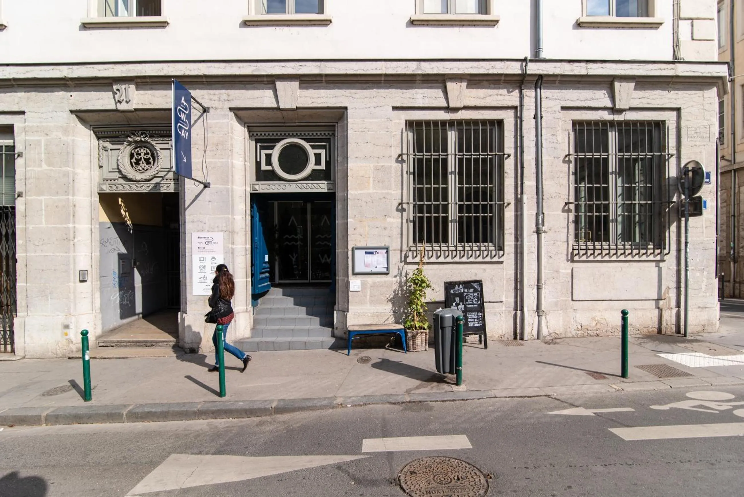 Facade/entrance in SLO Hostel Lyon les Pentes