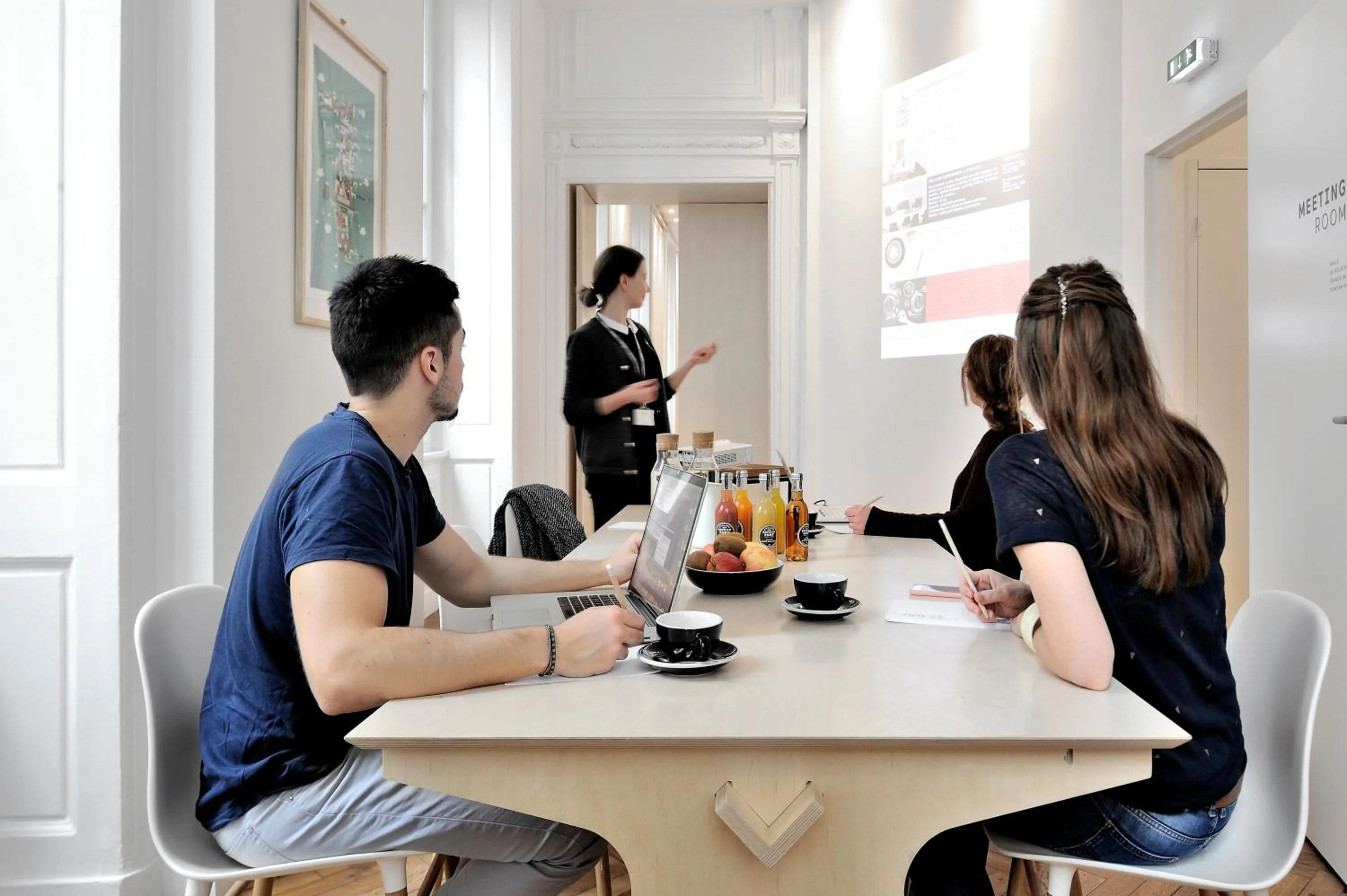 People in SLO Hostel Lyon les Pentes