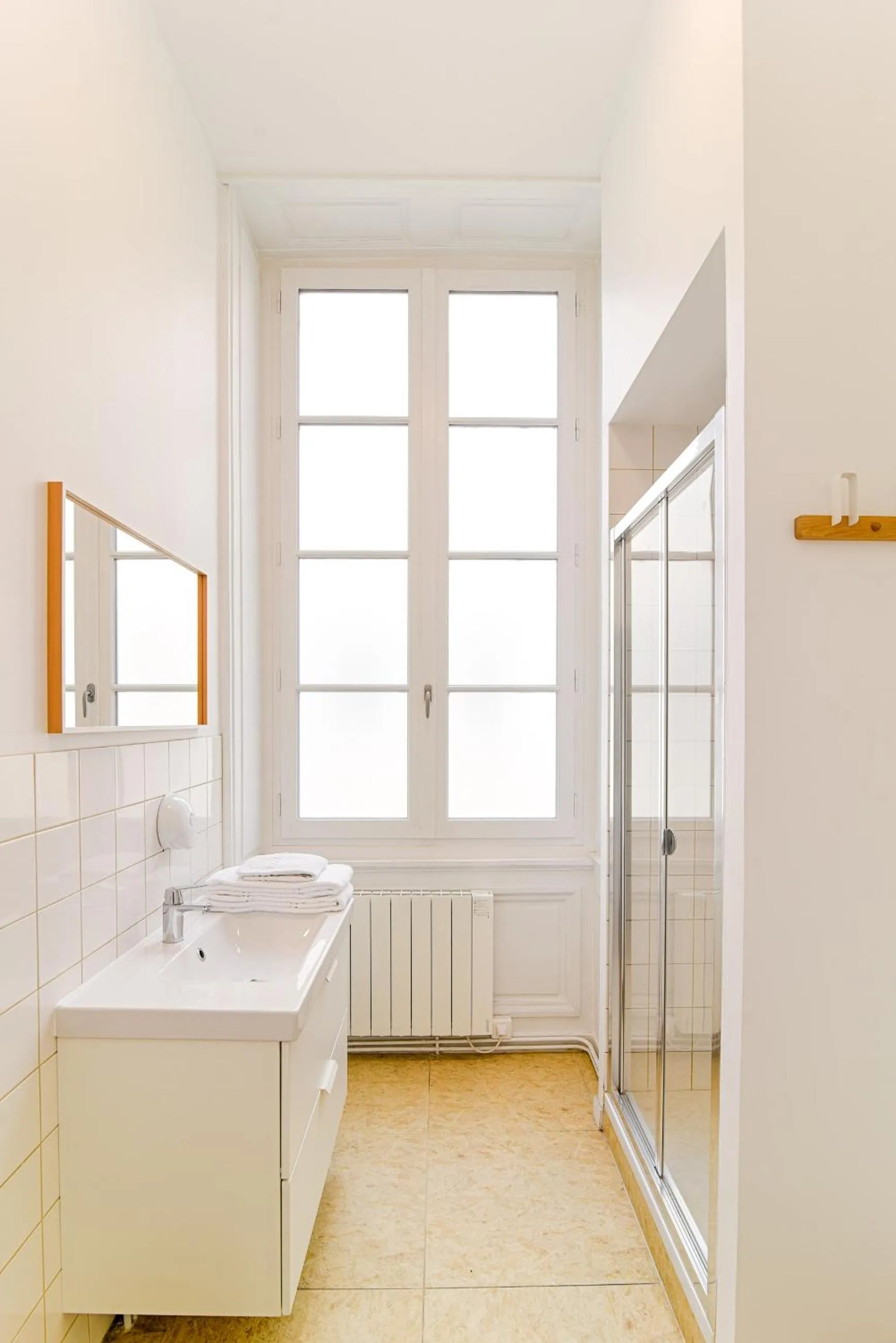 Shower in SLO Hostel Lyon les Pentes