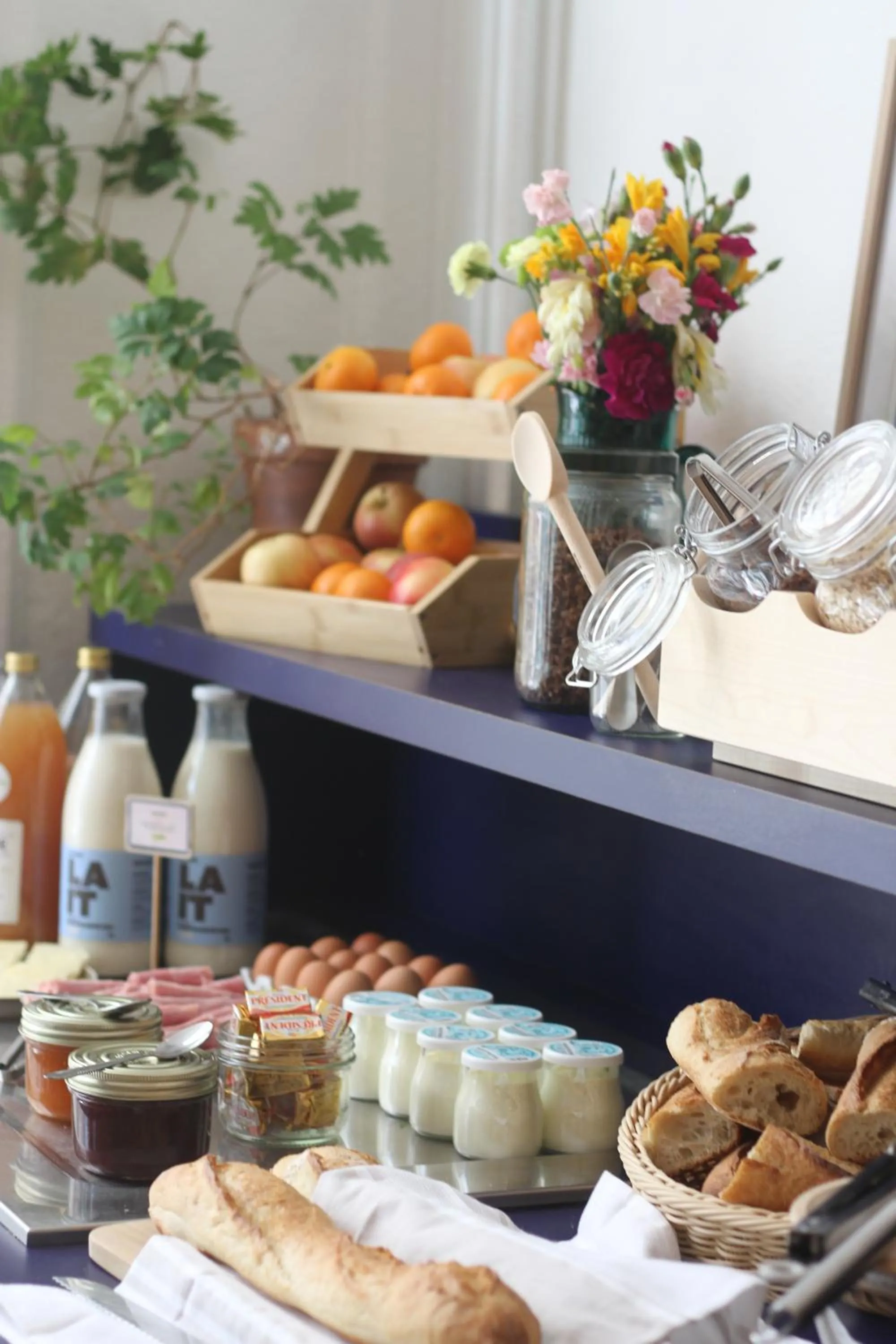 Breakfast in SLO Hostel Lyon les Pentes