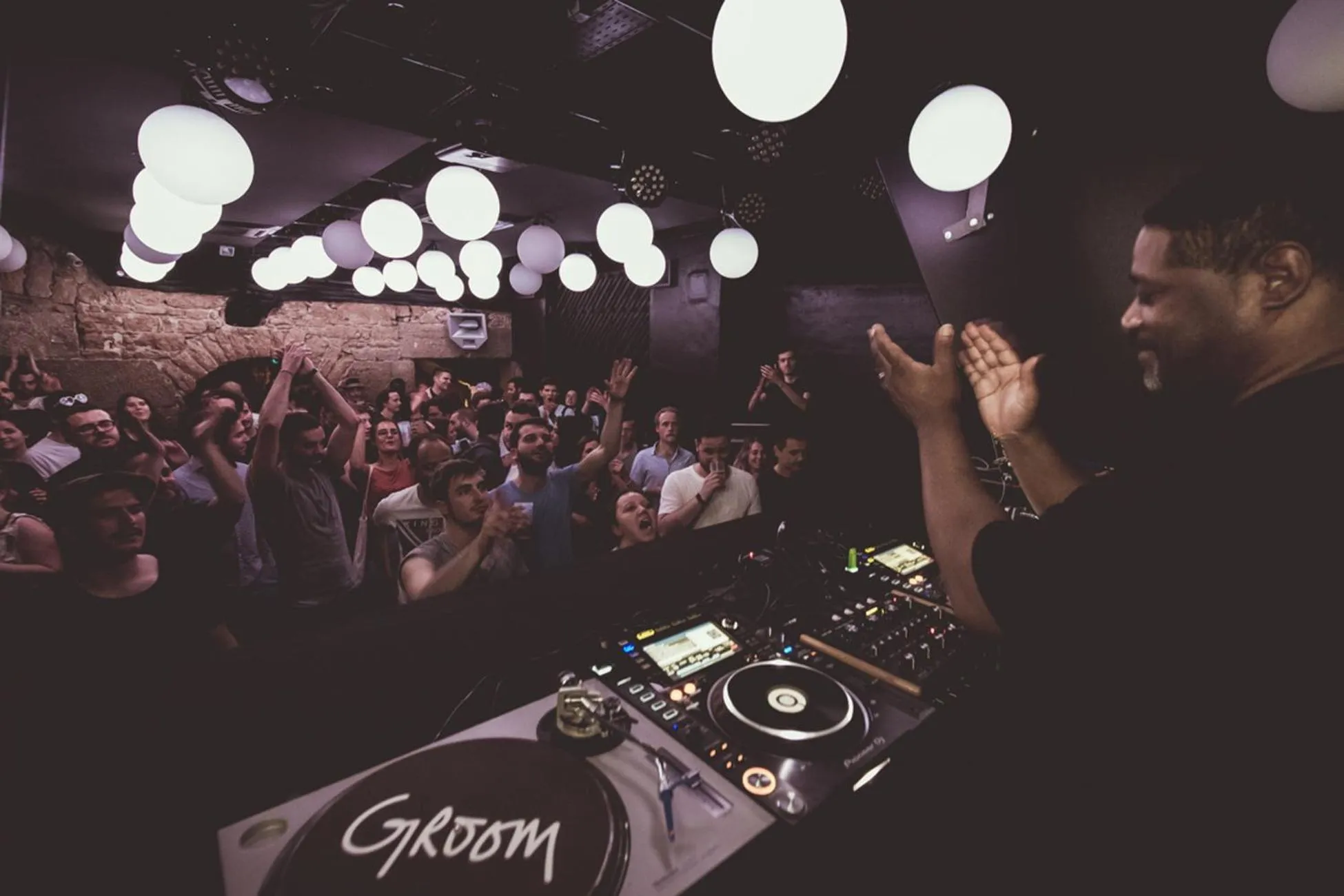 People in SLO Hostel Lyon les Pentes