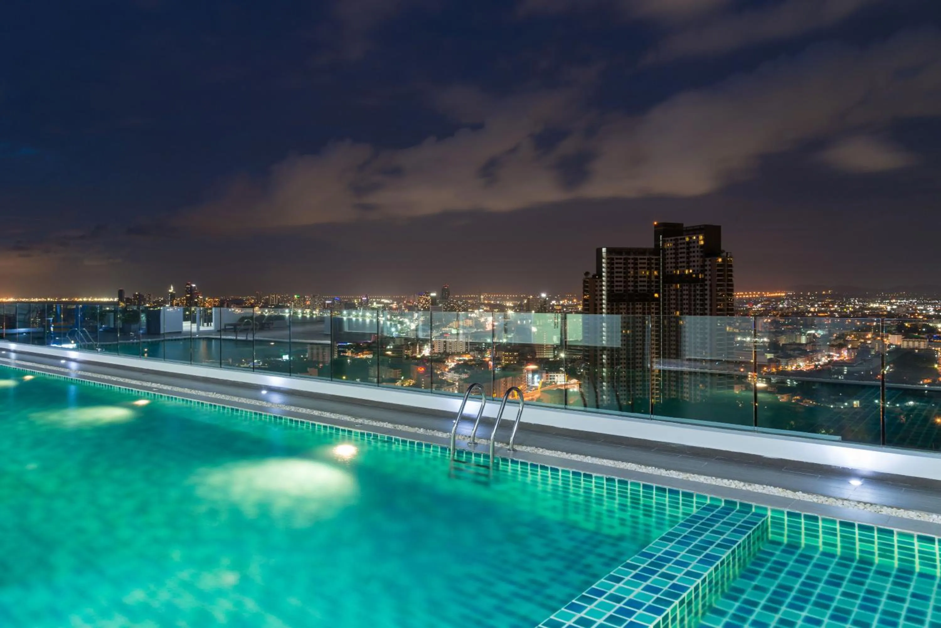 Swimming pool in Vision Pratumnak By Pattaya Sunny Rentals