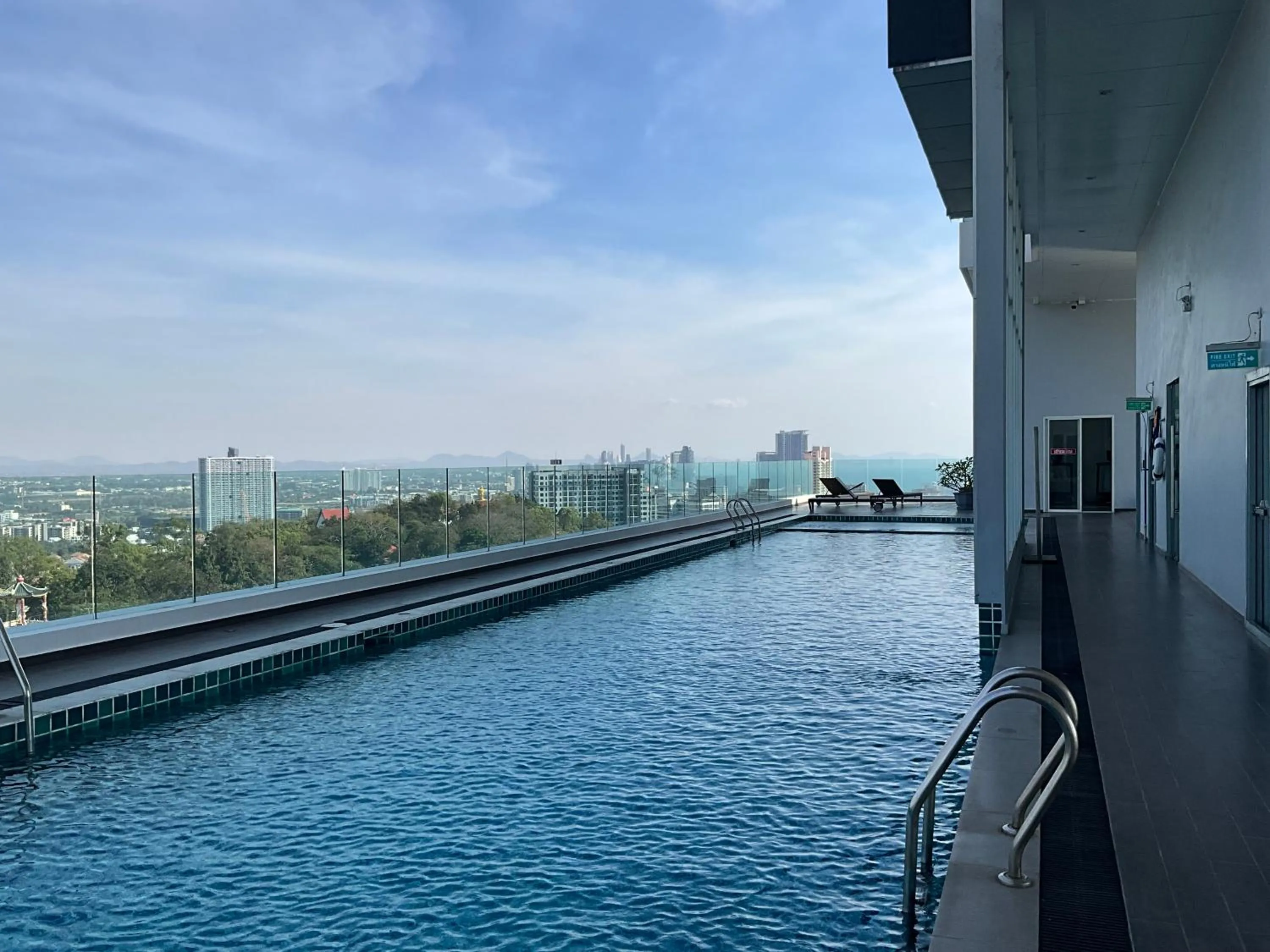 Swimming pool in Vision Pratumnak By Pattaya Sunny Rentals