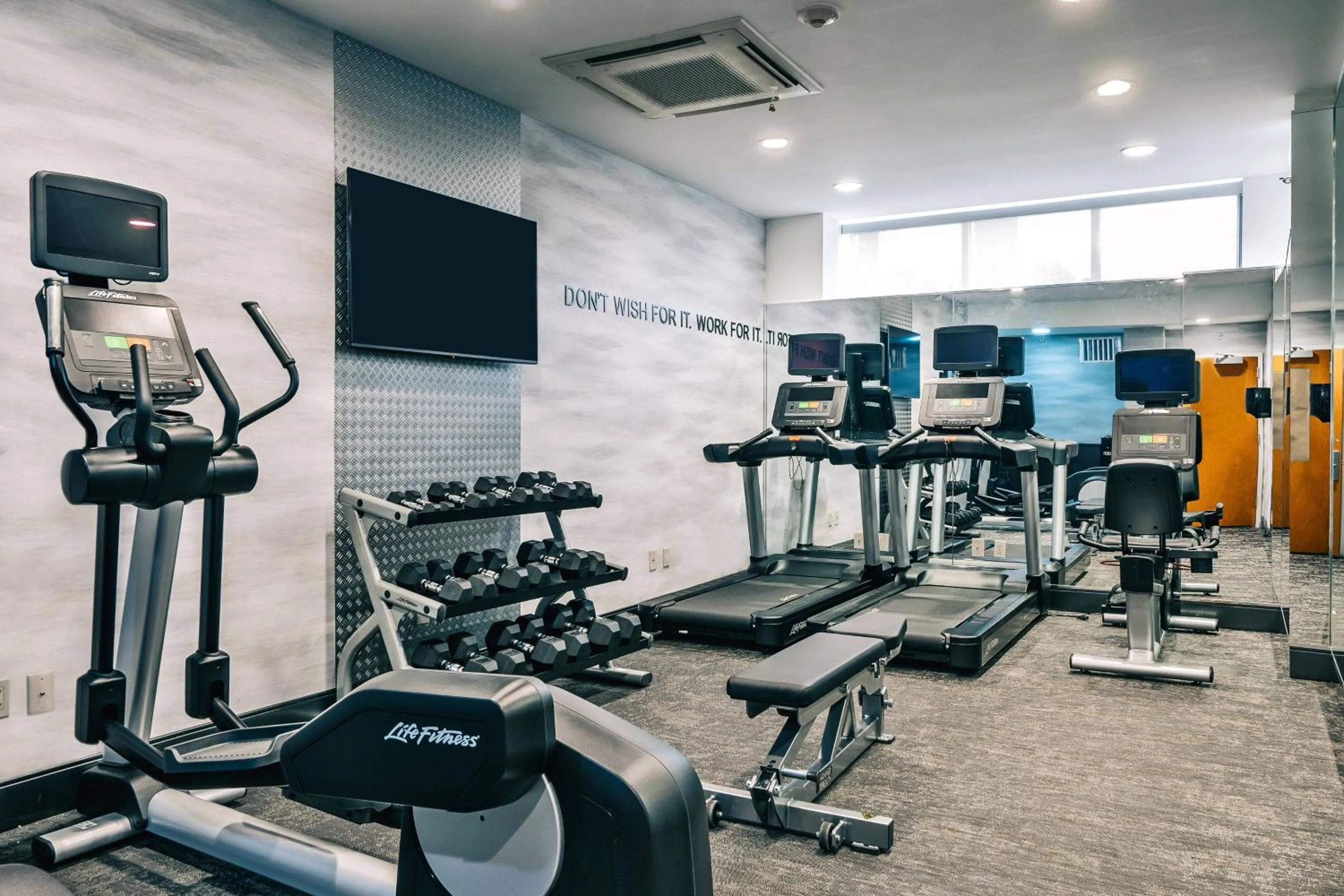 Fitness centre/facilities in Fairfield Inn by Marriott New York LaGuardia Airport/Astoria