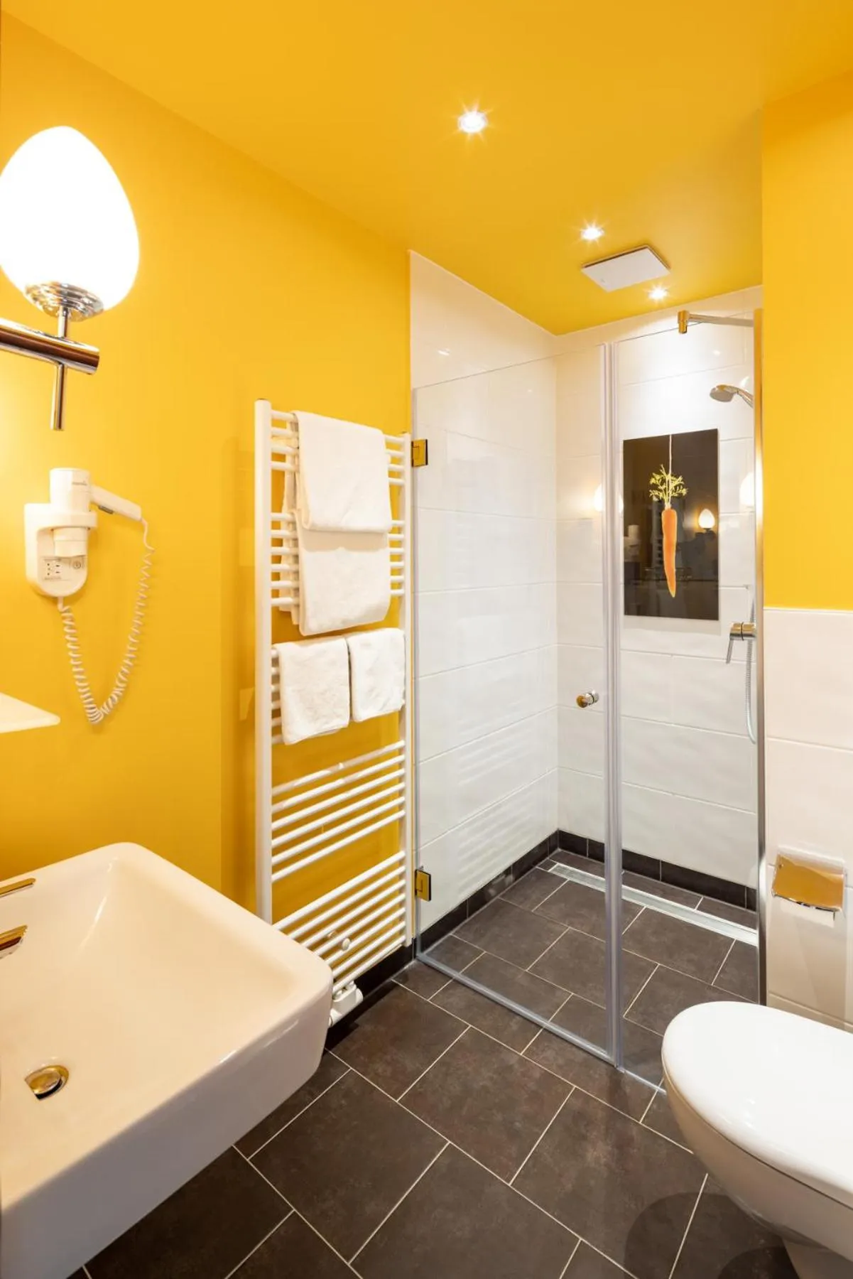 Shower in Schloss Hertefeld & Hertefeldhof