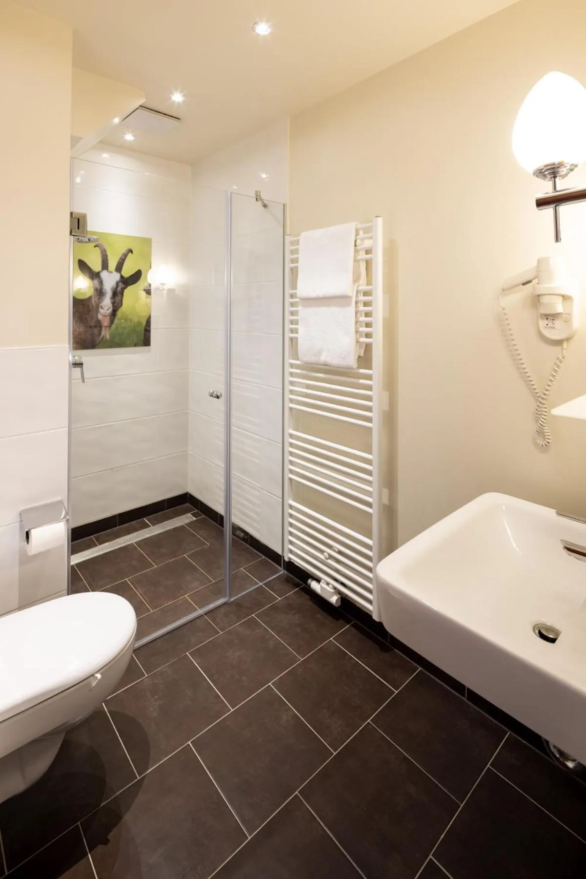 Shower in Schloss Hertefeld & Hertefeldhof