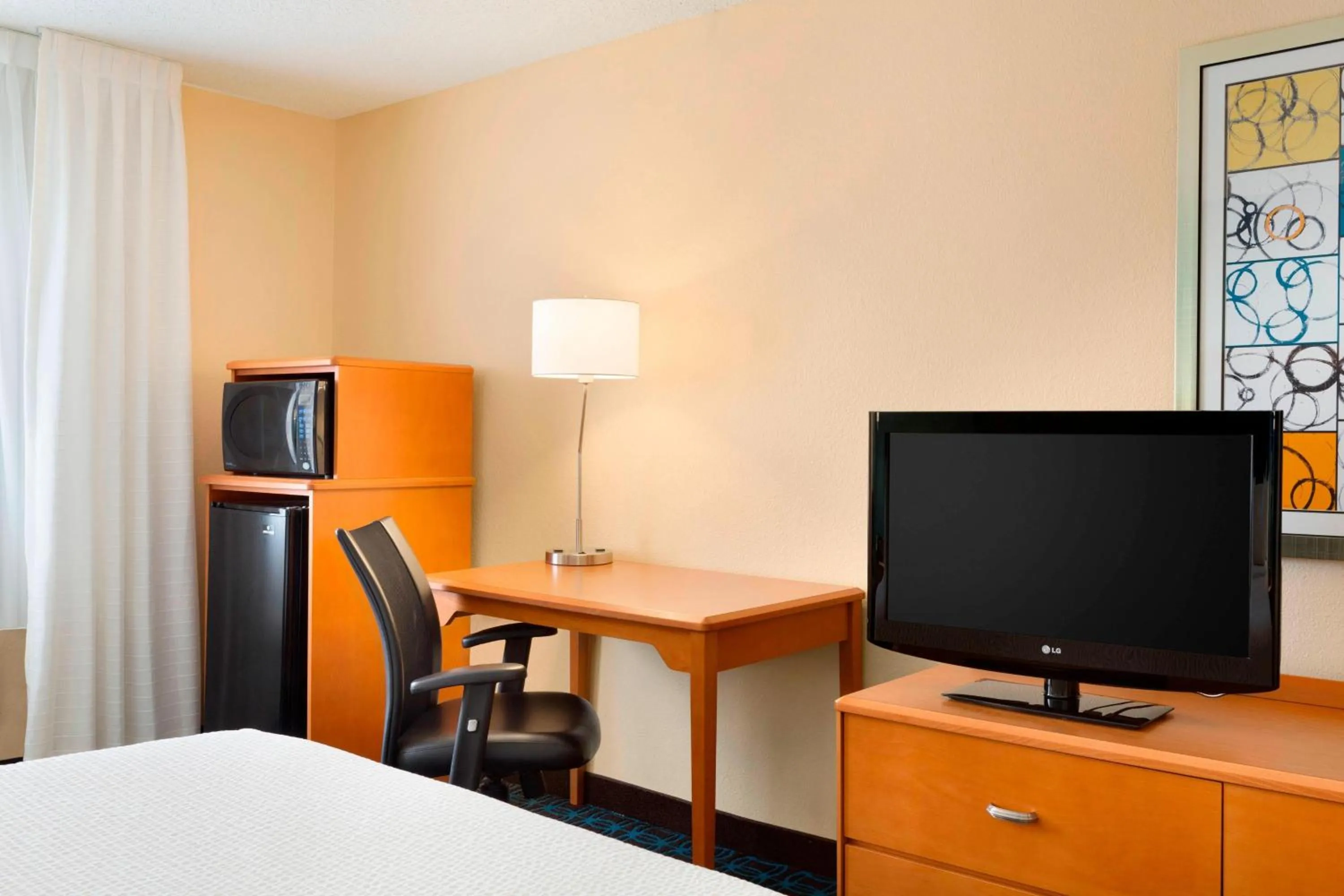 Photo of the whole room, Bed in Fairfield Inn & Suites Fort Worth University Drive